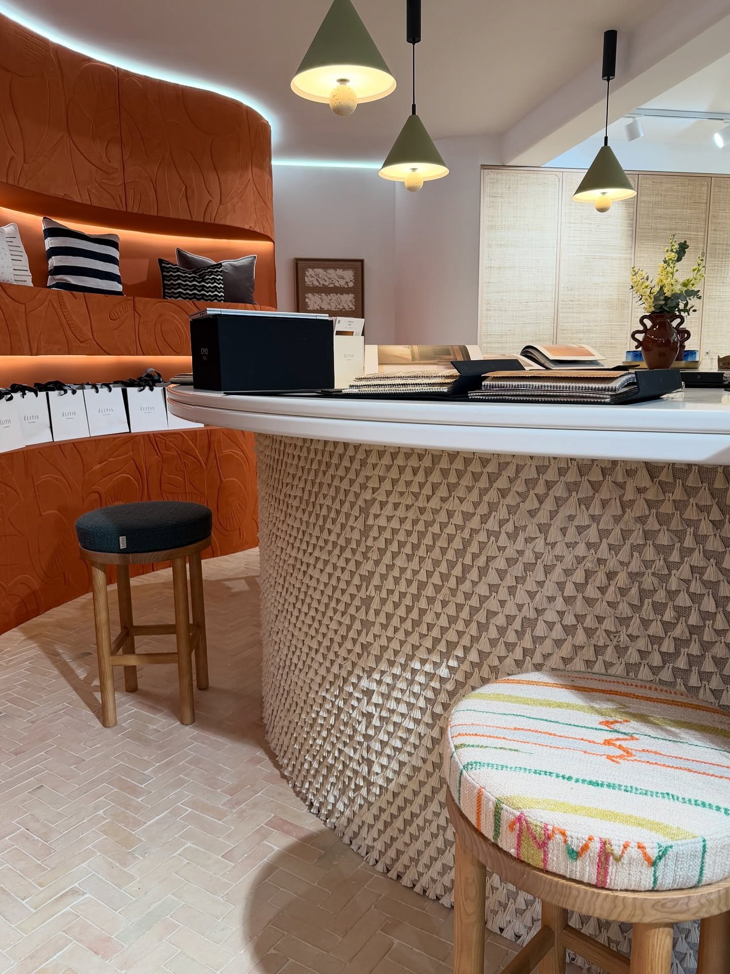 PT. Um pouco das inspira&ccedil;&otilde;es da apresenta&ccedil;&atilde;o das novas cole&ccedil;&otilde;es na @barreirosebarreiros, no Algarve.

Cores, texturas e materiais que revelam as novas tend&ecirc;ncias e despertam ideias para projetos cheios 