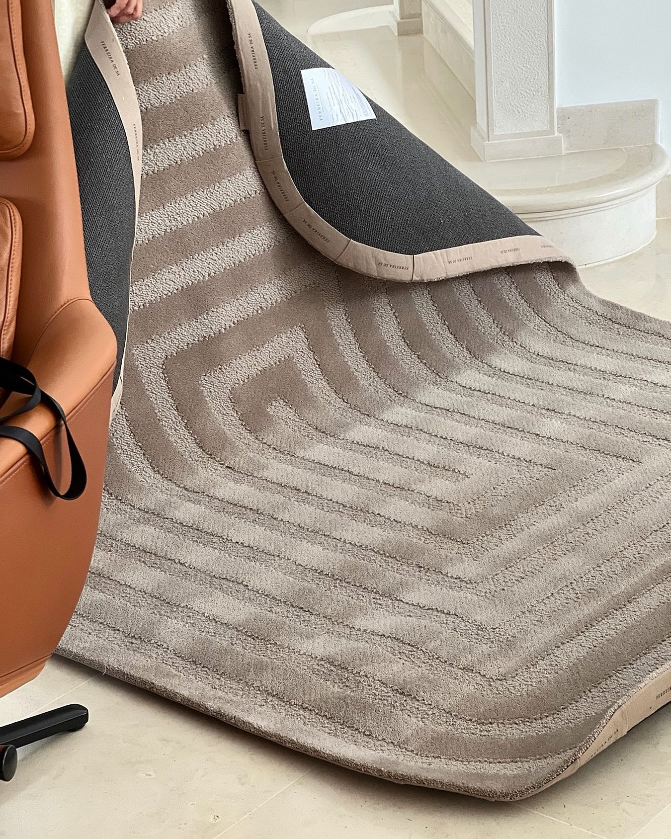 PT. A instalar um tapete feito &agrave; medida, desenhado exclusivamente para este hall de entrada.

Padr&atilde;o, cores e propor&ccedil;&otilde;es pensados ao detalhe, para que a primeira impress&atilde;o da casa seja exatamente a certa.

Porque o 