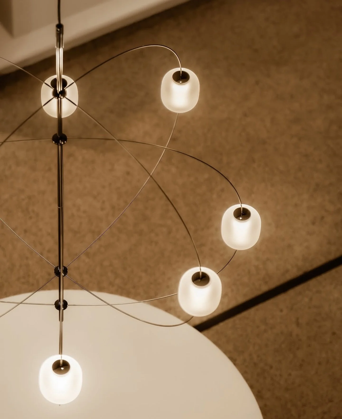 PT. Axia, da Lodes, &eacute; mais do que um candeeiro, &eacute; um exerc&iacute;cio de equil&iacute;brio entre engenharia e poesia.

Uma composi&ccedil;&atilde;o leve e din&acirc;mica, onde bra&ccedil;os delicados desenham no espa&ccedil;o uma coreog