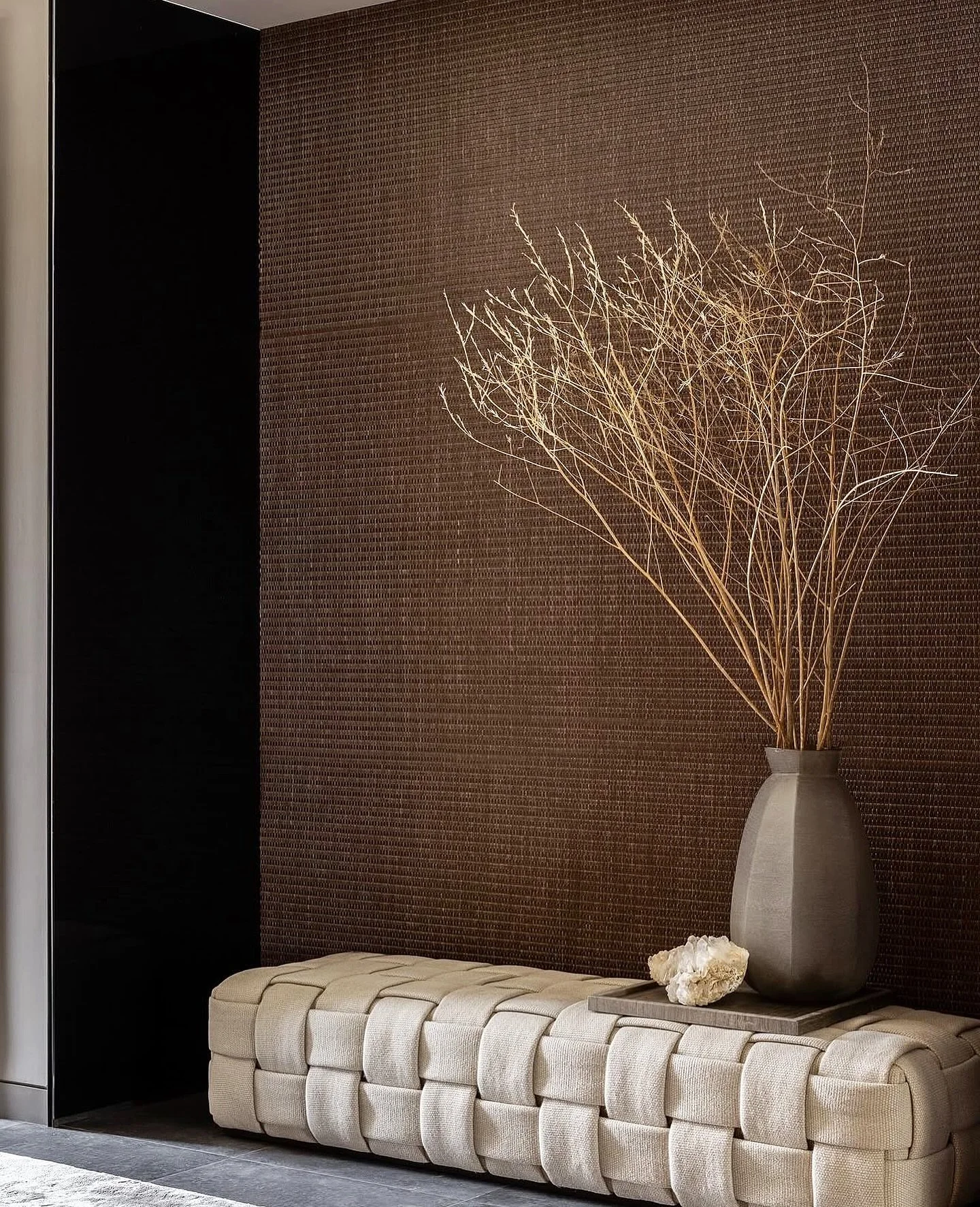 PT. Onde a profundidade da cor se encontra com a serenidade dos materiais.
Texturas ricas, tons envolventes e um equil&iacute;brio subtil que transforma o espa&ccedil;o numa express&atilde;o de eleg&acirc;ncia intemporal.

EN. Where depth of colour m