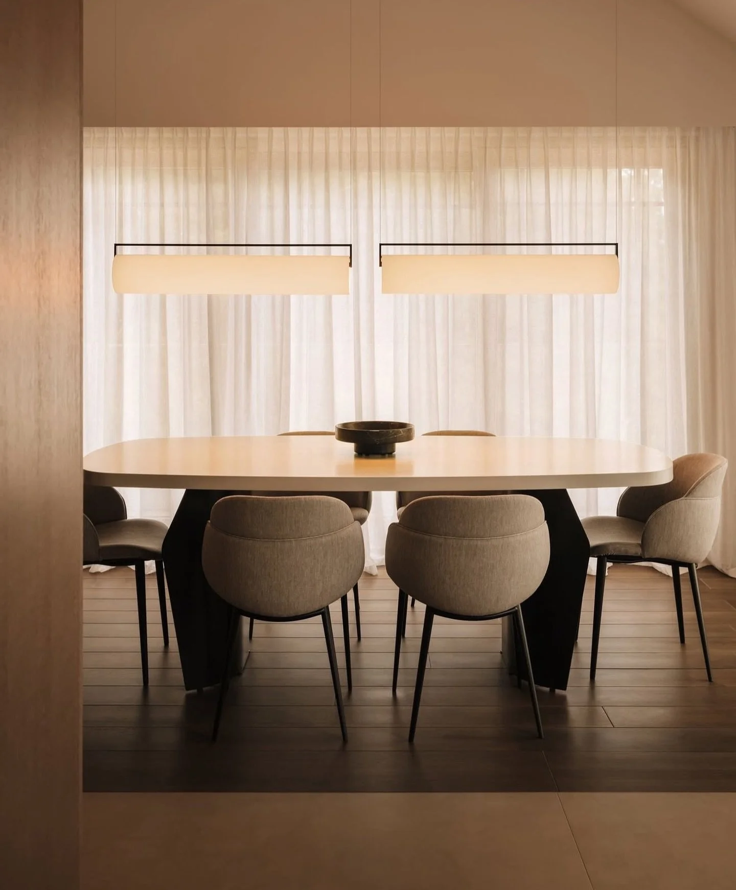 PT. A ilumina&ccedil;&atilde;o certa transforma por completo a forma como um espa&ccedil;o &eacute; vivido. 

Neste ambiente, o candeeiro da Vibia destaca-se pela sua eleg&acirc;ncia escult&oacute;rica e presen&ccedil;a subtil, criando um equil&iacut