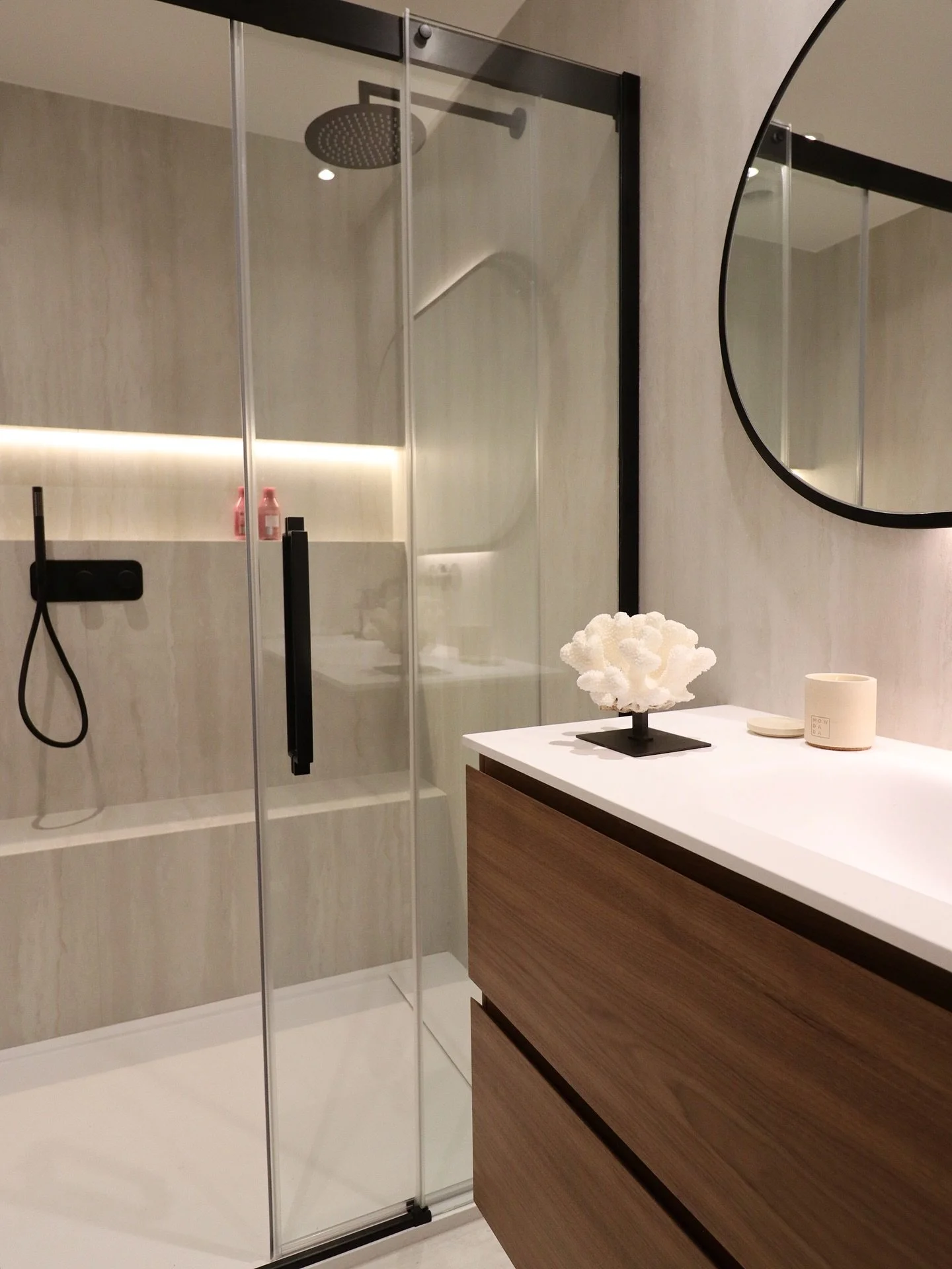 PT. Remodela&ccedil;&atilde;o total de casas de banho numa moradia em Vila Sol ✨

Materiais seleccionados ao detalhe, linhas intemporais e um equil&iacute;brio entre sofistica&ccedil;&atilde;o e funcionalidade para transformar cada espa&ccedil;o numa