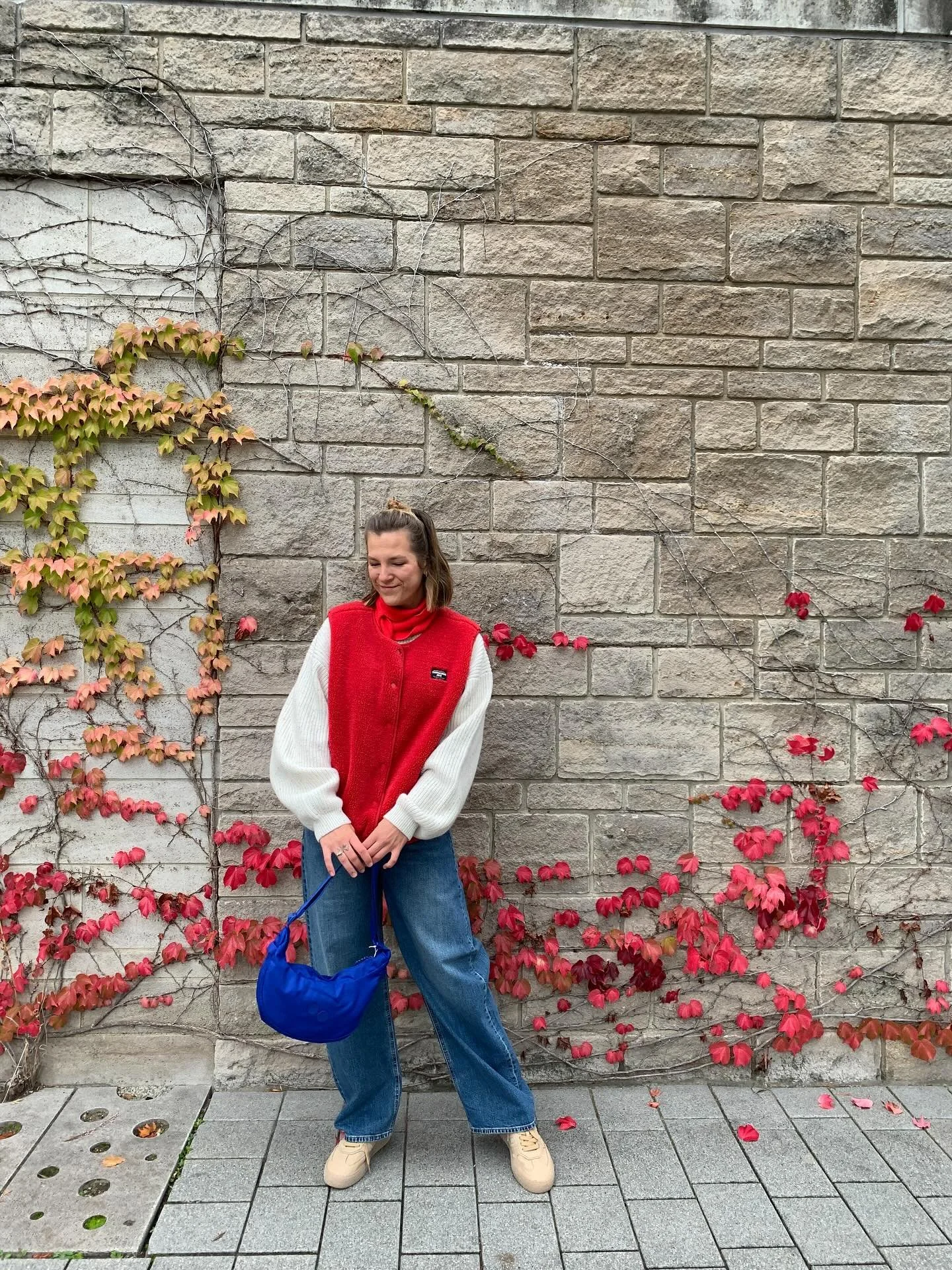 Heute zeigen wir euch Kate&rsquo;s Zwiebellook noch genauer. Die herrlich weiche Weste &uuml;ber dem kuscheligen Pullover. Am Hals ein kleiner Schal, eine knallige Tasche dazu. Fertig ist der Look. Sieht super aus und h&auml;lt sch&ouml;n warm! Perfe