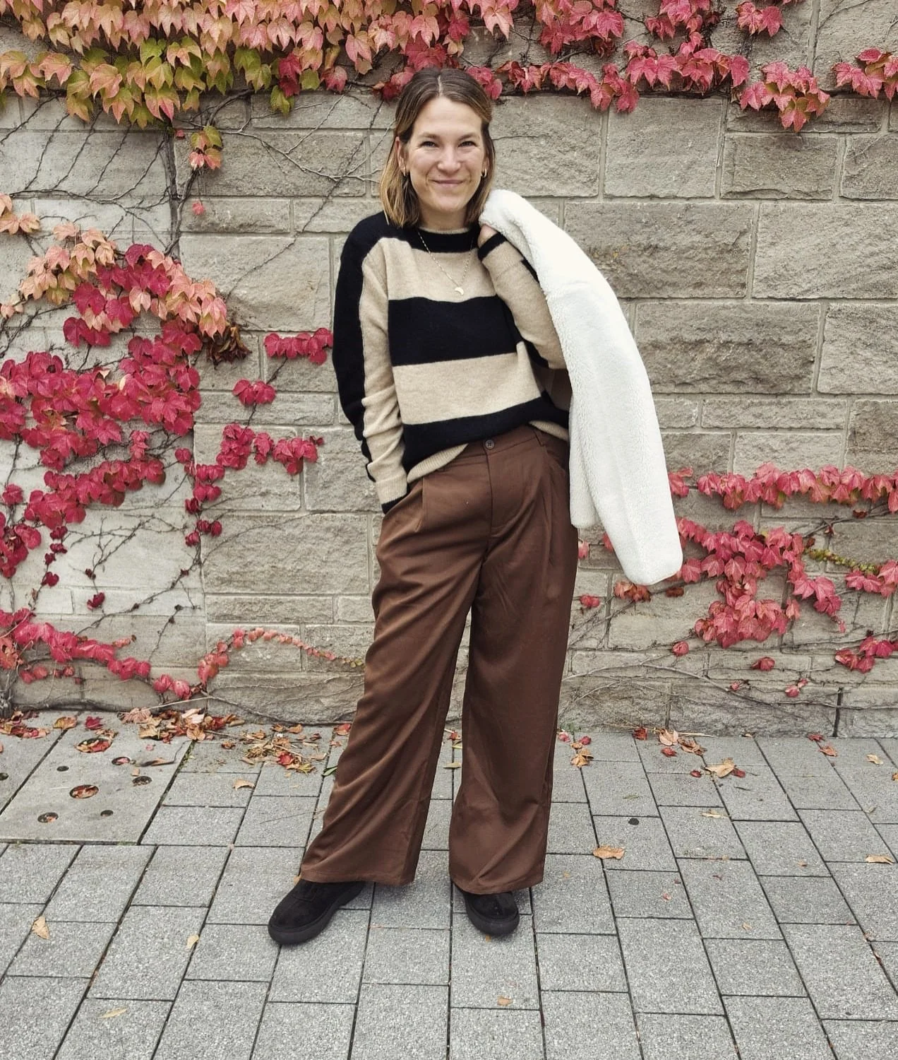 Wir lieben Übergangsjacken🫶🏻 
So wie diese. Herrlich warm und kuschelig. Das Outfit dazu, Ton in Ton in braun. 
Einfach und so schön! 
.
.
.
Jacke 179,90
Pullover 165,00
Hose 150,00
Stiefel 260,00
.
.
.
#jacwuerzburg #justactcollective #f