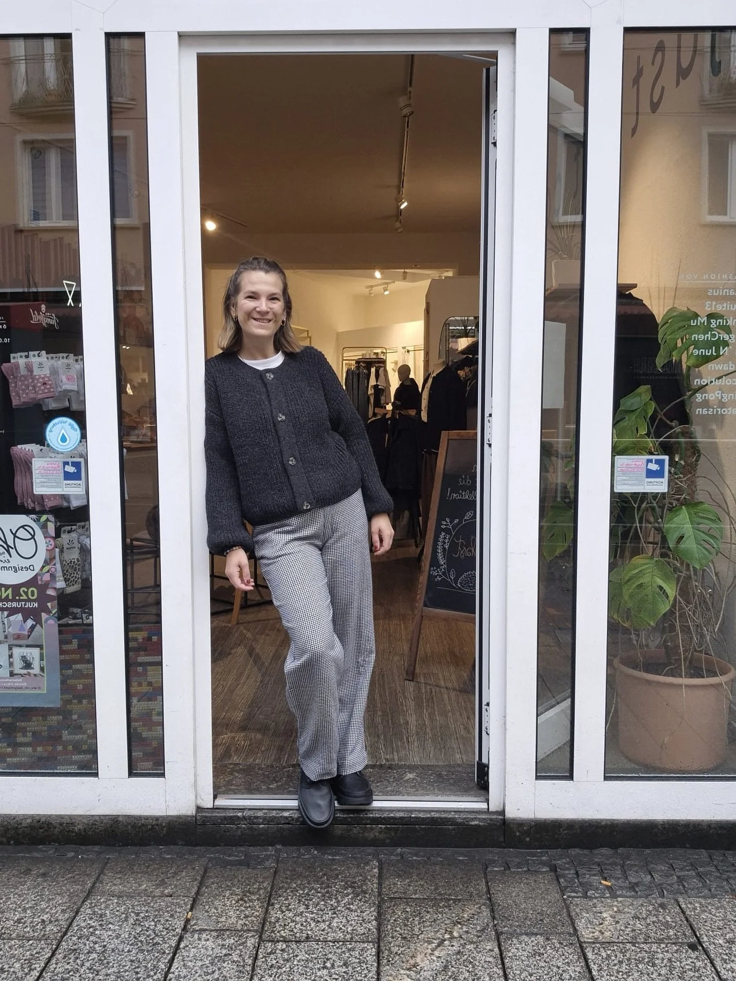 Sch&ouml;n eingekuschelt mit dem warmen Alpaka Cardigan💥 dazu eine schicke Hose und derbe Boots! 
Ready ist der perfekte Look f&uuml;r kalte Herbst&amp; Wintertage. 
.
.
.
Cardigan 314,00
Hose 115,00
Stiefel 209,00
.
.
.
#jacwuerzburg #justactcollec