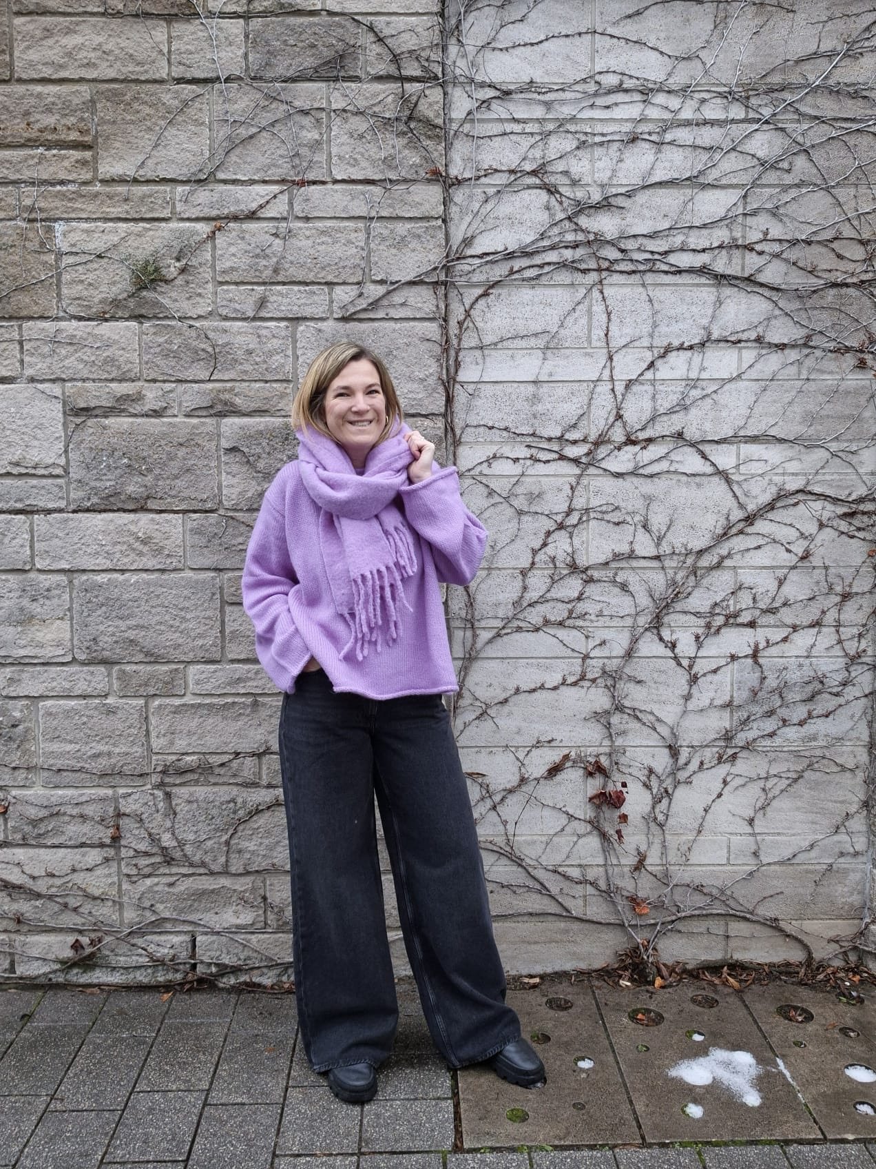 Warm und so sch&ouml;n angezogen bist du mit unserem Pullover von Jan N June mit dem passenden Alpakaschal von Lanius. 
Kennt ihr den Kniff mit dem ihr aus eurem Schal ganz easy auch eine Kapuze zaubern k&ouml;nnt? Wenn nicht, zeigen wir es Euch in d