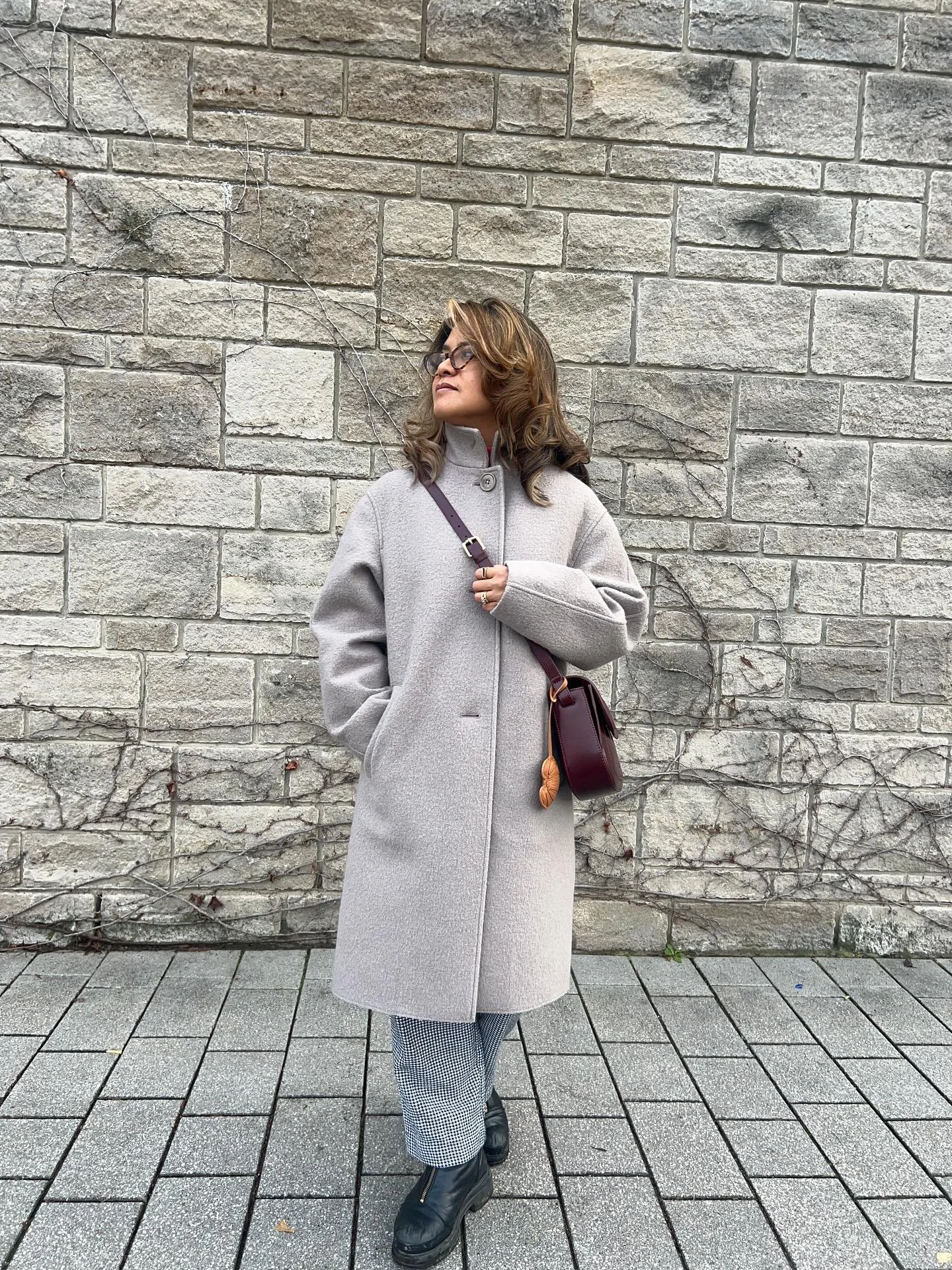 Wenn ihr den perfekten Mantel f&uuml;r oversized Pullis mit riesigen &Auml;rmel sucht, kann Jill diesen Mantel empfehlen! Sie kann alle ihre Lieblingspullis problemlos mit diesem Mantel anziehen. 

Kommt gerne vorbei und entdeckt unsere Jacken und M&