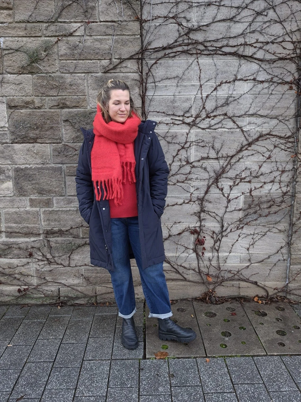 Kate zeigt Euch heute einen gem&uuml;tlichen Look zur Vorweihnachtszeit ✨ das Rot ist so sch&ouml;n und den Pullover k&ouml;nnte man doch auch elegant mit einem Rock oder Kleid an Heiligabend tragen. 
.
.
.
Mantel 329,00
Schal 159,90
Pullover 109,95
