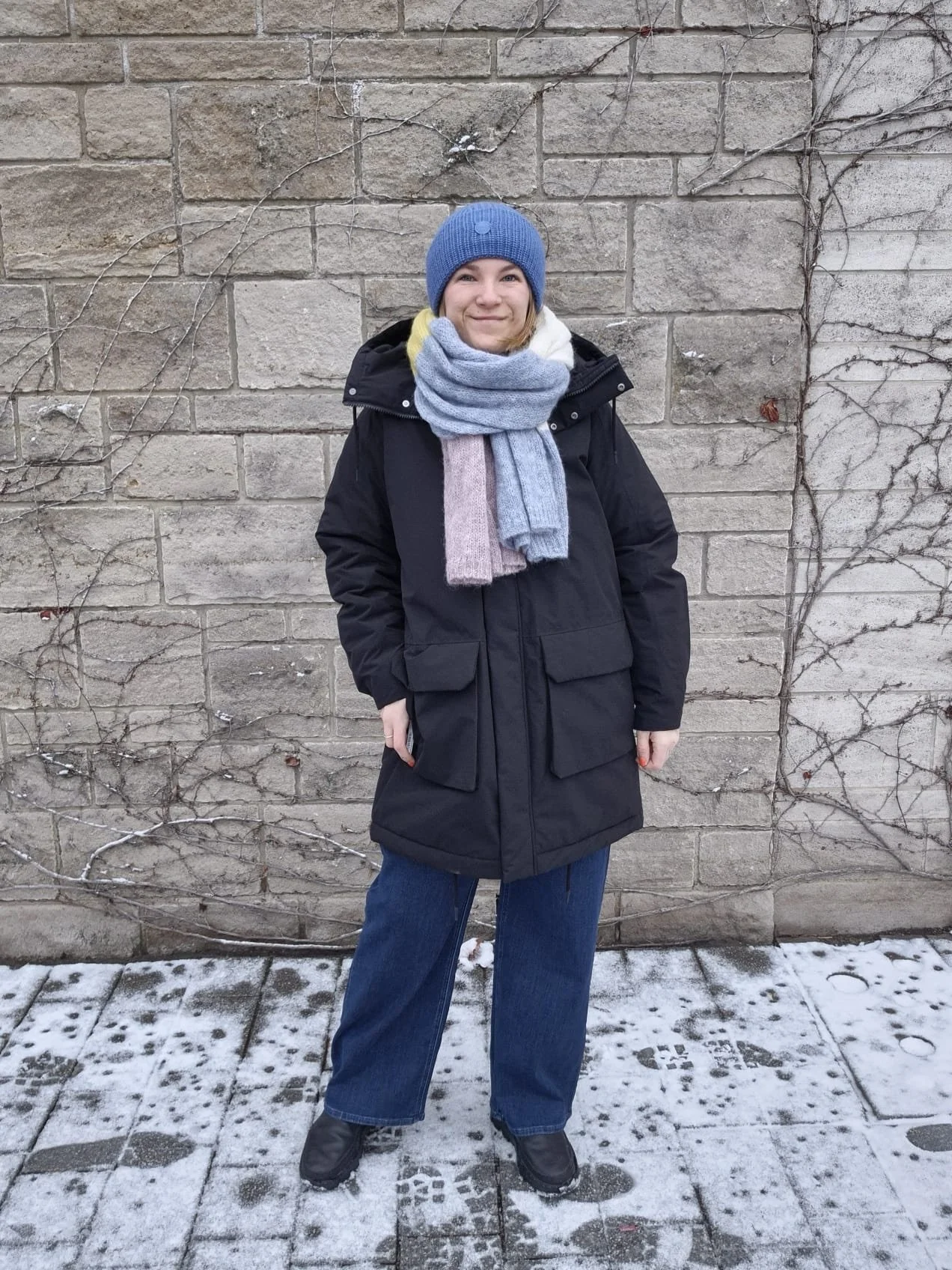 Warm durch den Winter. ☃️ 
Kommt ihr bestens mit unserem Mantel! Dazu einen kuscheligen Schal und eine M&uuml;tze. Perfekt. 
Hier seht ihr &uuml;brigens schon eine unserer neuen Jeansmodelle. 
.
.
.
Mantel 369,00 -20%
M&uuml;tze 49,00 -20%
Schal 99,0