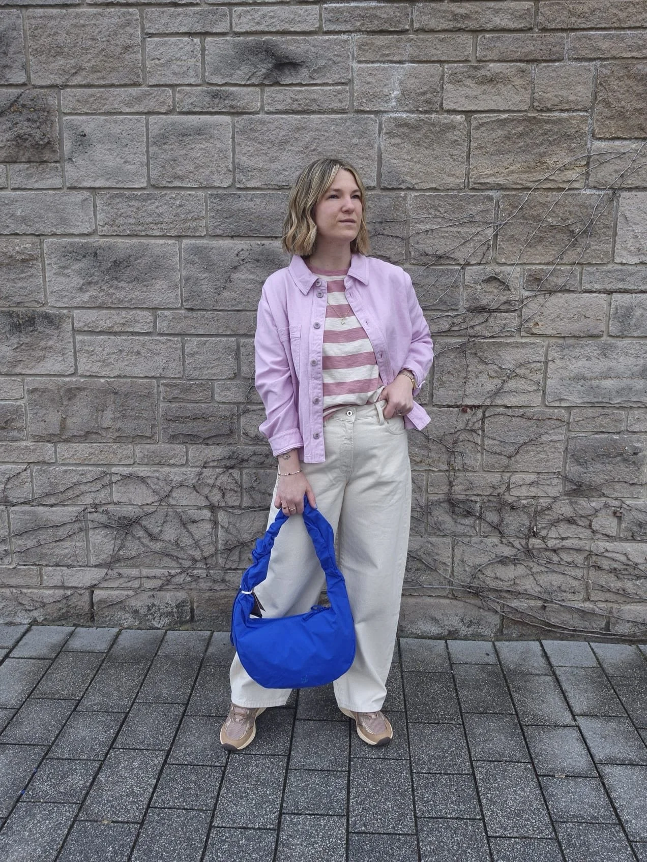 Rosa 💗🌸 lieben wir! Und ist gerade eine der Trendfarben. 
Dazu hat es Kate heute eher schlicht kombiniert. 
Mit Ausnahme der Tasche. Die ist doch aber wirklich der Knaller! 
Unser Outfit der Woche. 
.
.
.
Jacke 149,90
T-shirt 49,90
Jeans 129,95
Sne