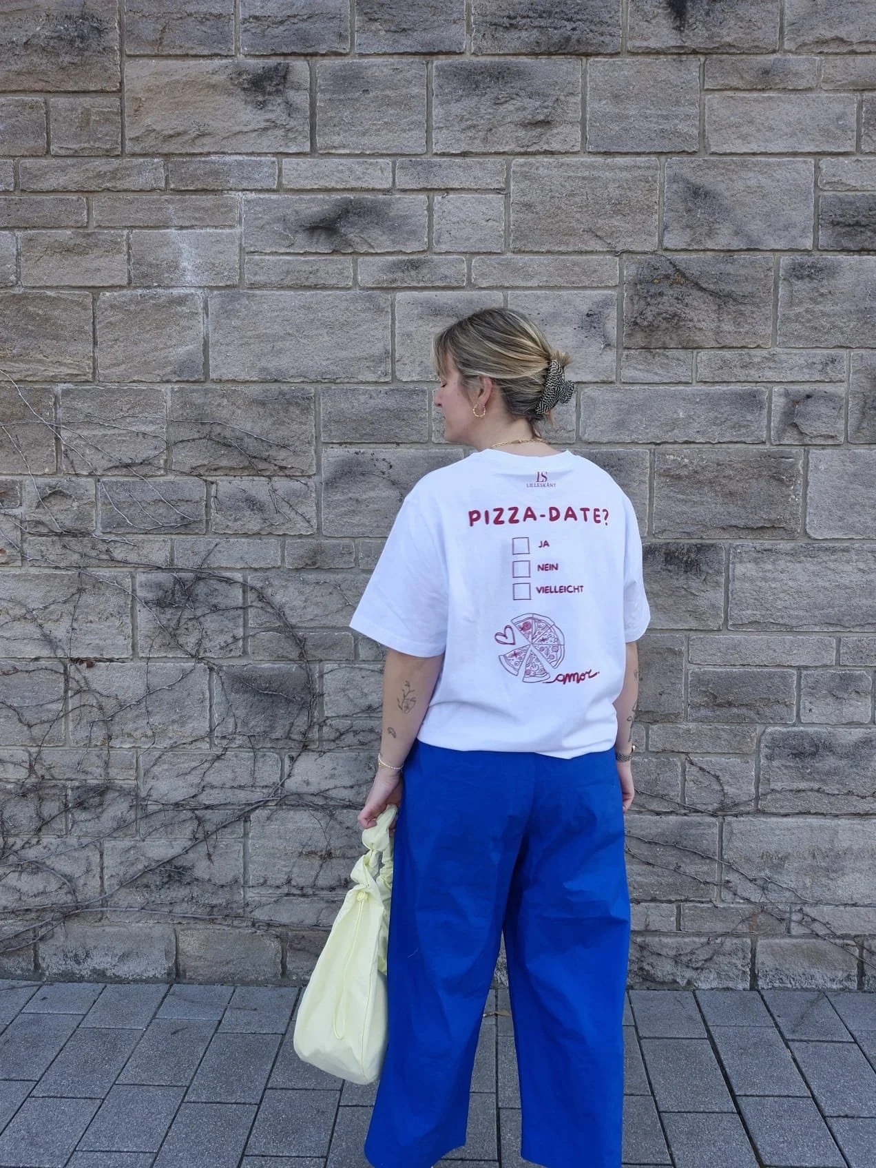 Pizzadate? 
Ja, Nein, Vielleicht! 
Die Shirts von @lilleskant laden doch f&ouml;rmlich zum Zusammensein ein 🫶🏻 gef&auml;llt uns sehr gut! Daher darf es auch hier beim Outfit der Woche nicht fehlen. Und wir haben es zusammen mit vielen anderen Sch&a