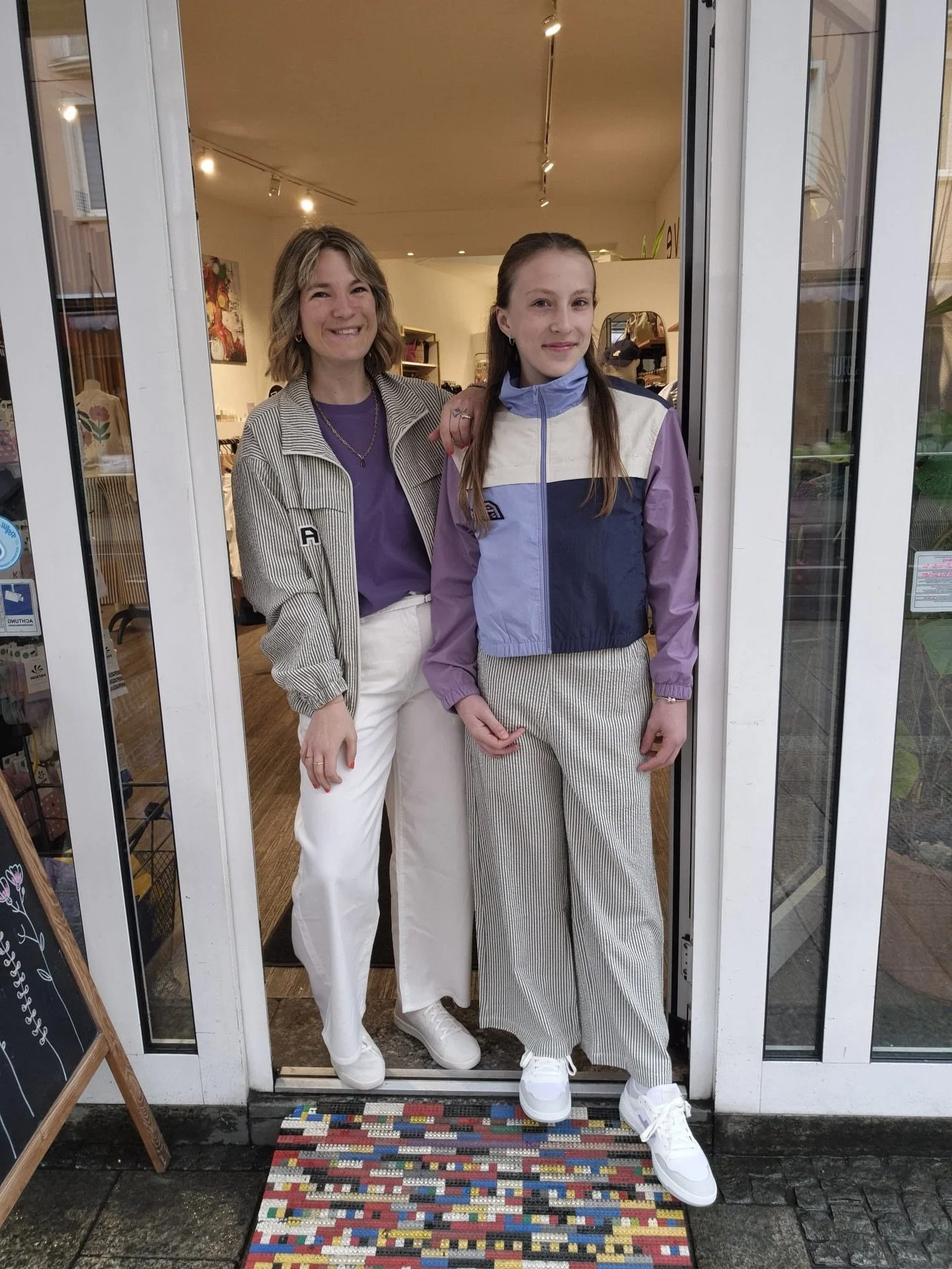 Lila Liebe bei uns im Laden 💜🫶🏻 
Die sportlich schicken Jacken von Arniko sind so sch&ouml;n. Leicht und luftig f&uuml;r den Fr&uuml;hling oder f&uuml;r einen lauen Sommerabend. Und was f&uuml;r eine Farbe hat bitte die neue Tasche von PingPong💥
