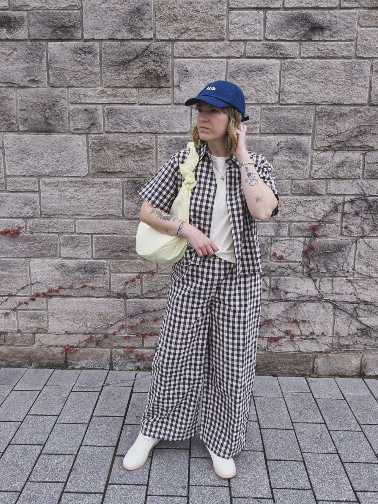 Karo Liebe 🫶🏻 bei uns im Laden. 
Hier sportlich gestaltet mit Cap und Sneakern. W&auml;re aber auch elegant m&ouml;glich mit Bluse und Sandalen zb. 
.
.
.
Bluse/Hemd 84,95
Top 54,95 
Hose 84,95 
Tasche 68,00
Sneaker 149,00
Cap 39,90
.
.
.
#jacwuerz