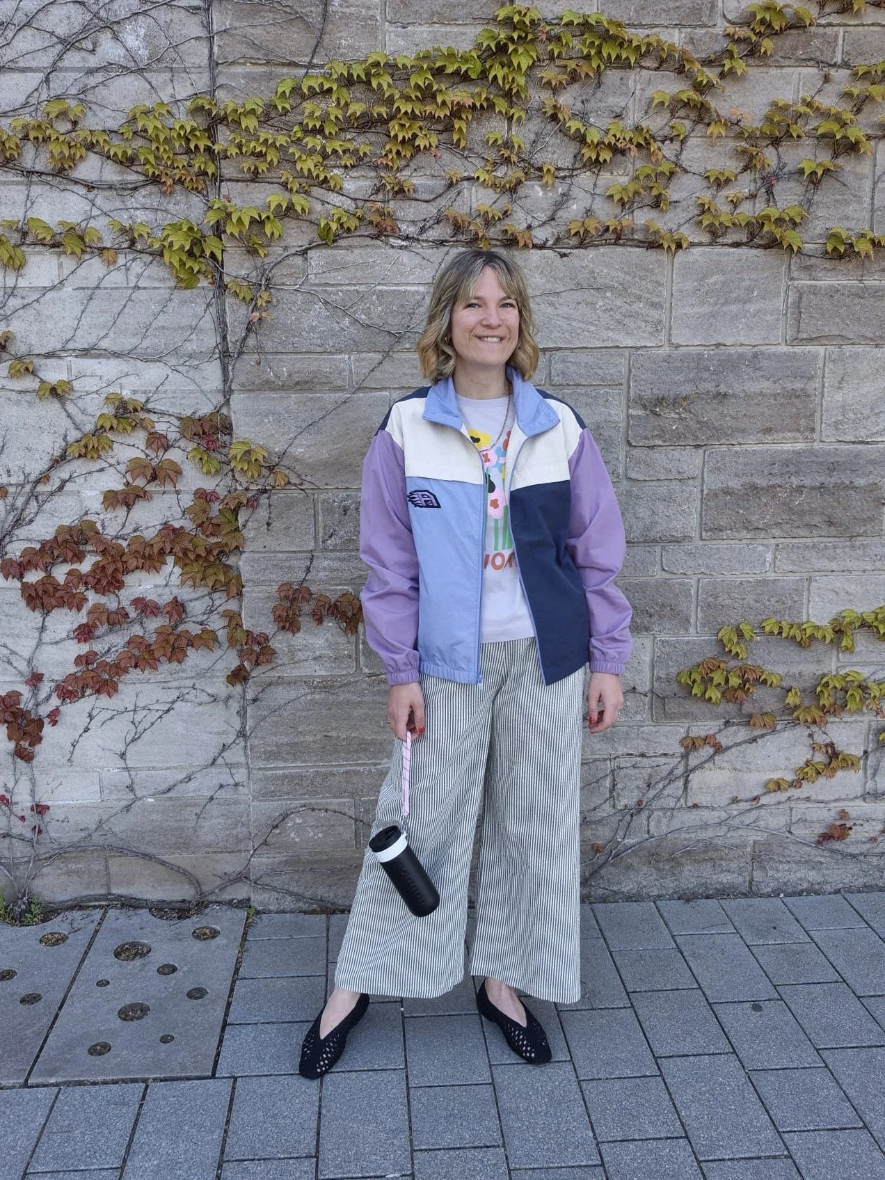 Es f&uuml;hlt sich nach Fr&uuml;hling an. Oder nicht? 
Wir lieben das aktuelle Wetter. Lockere Hosen, T-shirt, eine d&uuml;nne Jacke, offene Schuhe und ein Kaffee in der Hand 🫶🏻
Kommt gerne bei uns vorbei und entdeckt den Look der Woche! 
.
.
.
Jac