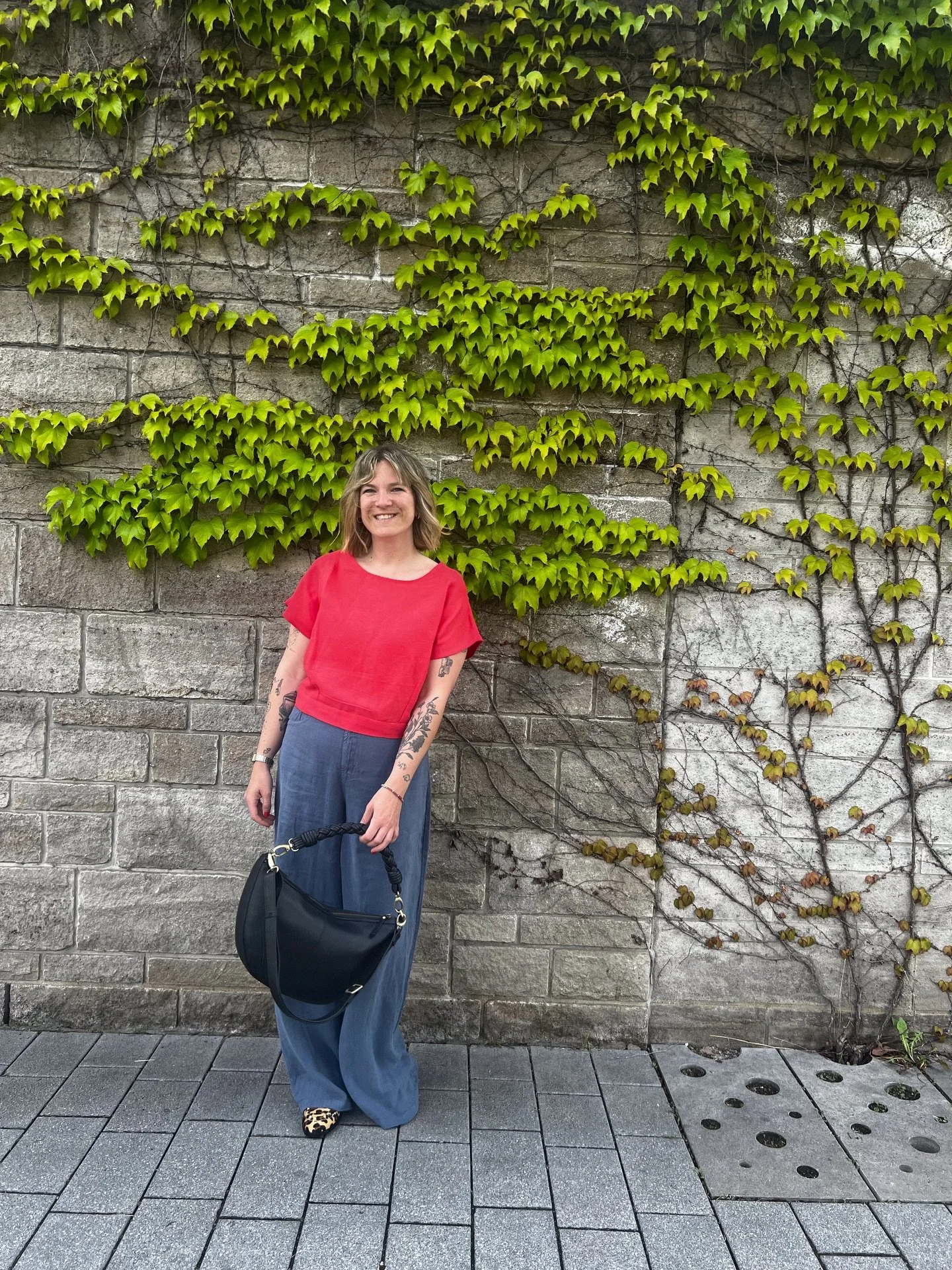 Leicht und luftig sind die sch&ouml;ne Bluse&amp;Hose 🥰 perfekt f&uuml;r die w&auml;rmeren Temperaturen. Das eigentliche Highlight dieses Looks ist aber definitiv die Tasche! 
.
.
.
Top 74,95
Hose 139,95
Schuhe 164,95
Tasche 329,00
.
.
.
#jacwuerzbu