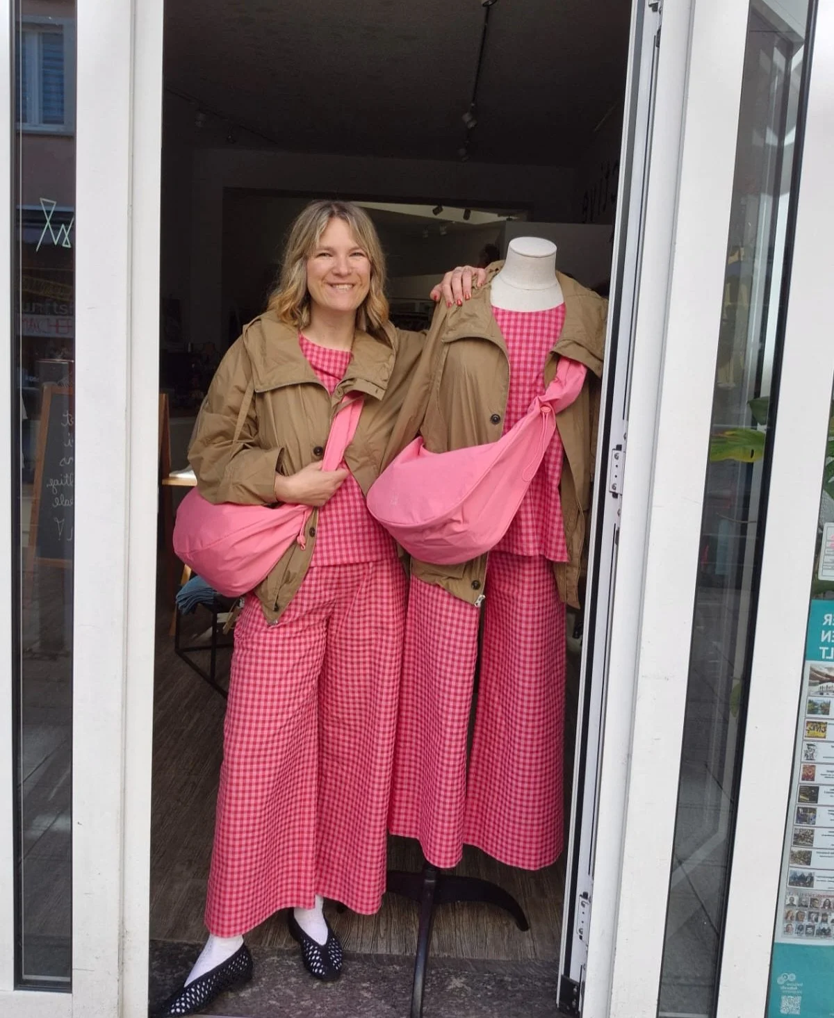 Kate&amp;die Schneiderb&uuml;ste im Partnerlook ☺️ 
Wir lieben das farbenfrohe Outfit von @farm.ums.herz sehr! Dazu brauchen wir aktuell noch eine Jacke. 
Aber bald wird es warm ☀️ wir freuen uns. 
Die perfekten Looks f&uuml;r warme Tage haben wir f&