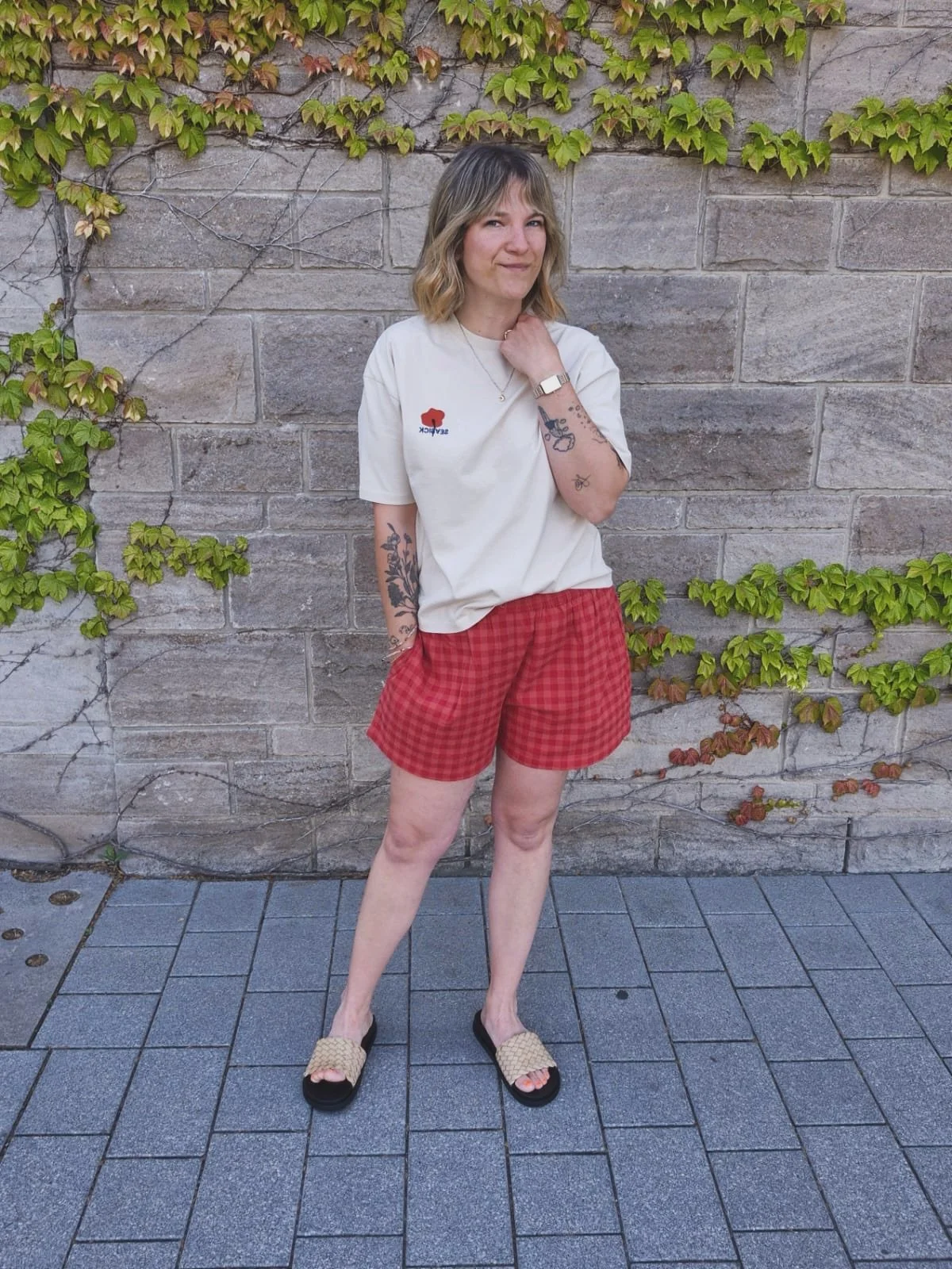 Sommer, Sonne, Shorts 🫶🏻 
Wir sind in love mit der kurzen Shorts in Kombination mit dem Shirt von @seasick.studio . 
Wir k&ouml;nnen die warmen Tage kaum erwarten. 
Wenn ihr noch nach dem perfekten Outfit sucht, kommt gerne bei uns st&ouml;bern. 
.
