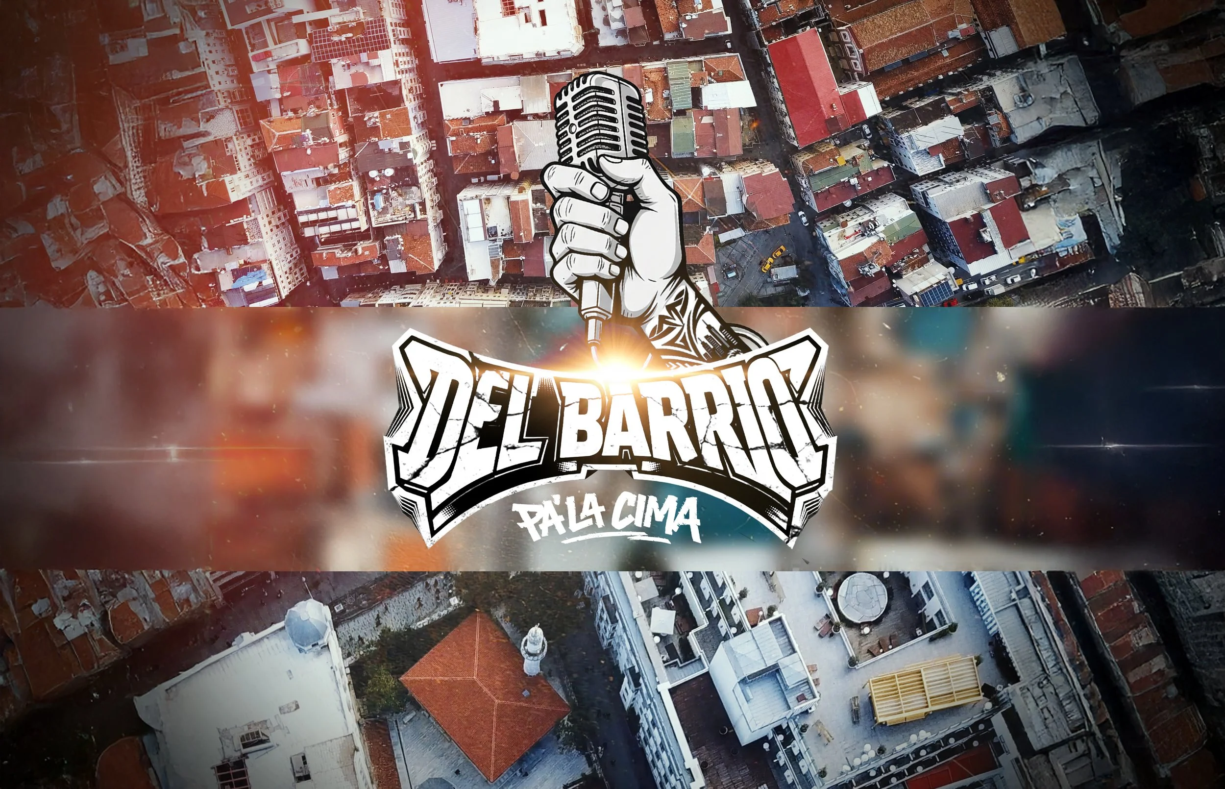 Imagen aérea de un barrio urbano con tejados y calles, con un logotipo en el centro que muestra una mano sosteniendo un micrófono y el texto 'Del Barrio' y 'Por la Cima'.