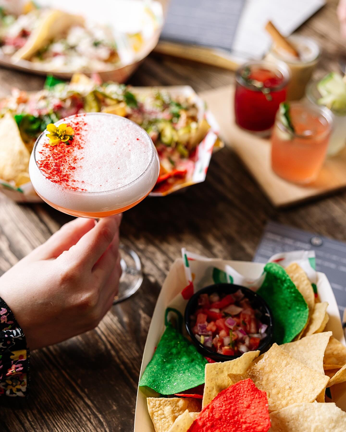 Nothing like some spring menu cocktails from Painted Stave Distilling + tacos from Taco Jardin to make your stomach rumble during this lunch hour. 😋

Clients: @paintedstavedistilling @taco_jardin 
🏷️: Delaware food photographer #delawarephotographe