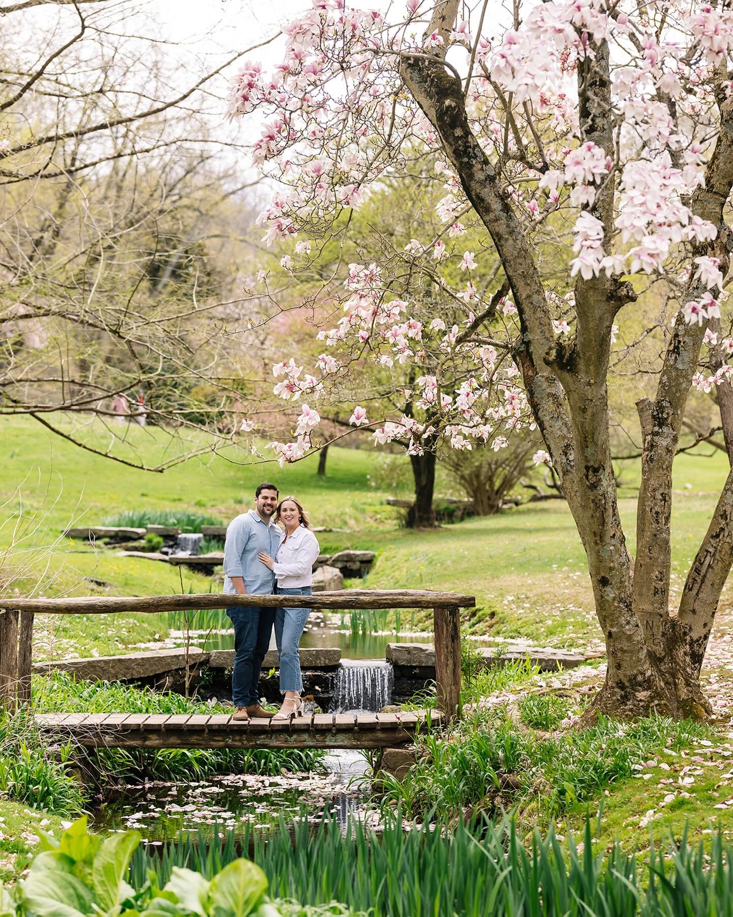 Over the weekend I photographed the proposal of Thomas + Julia! We spent some time after the proposal posing for some portraits around the park (look at all of those daffodils!) and celebrating with champagne 🍾 Congrats!! ✨

🏷️: Wilmington, Delawar