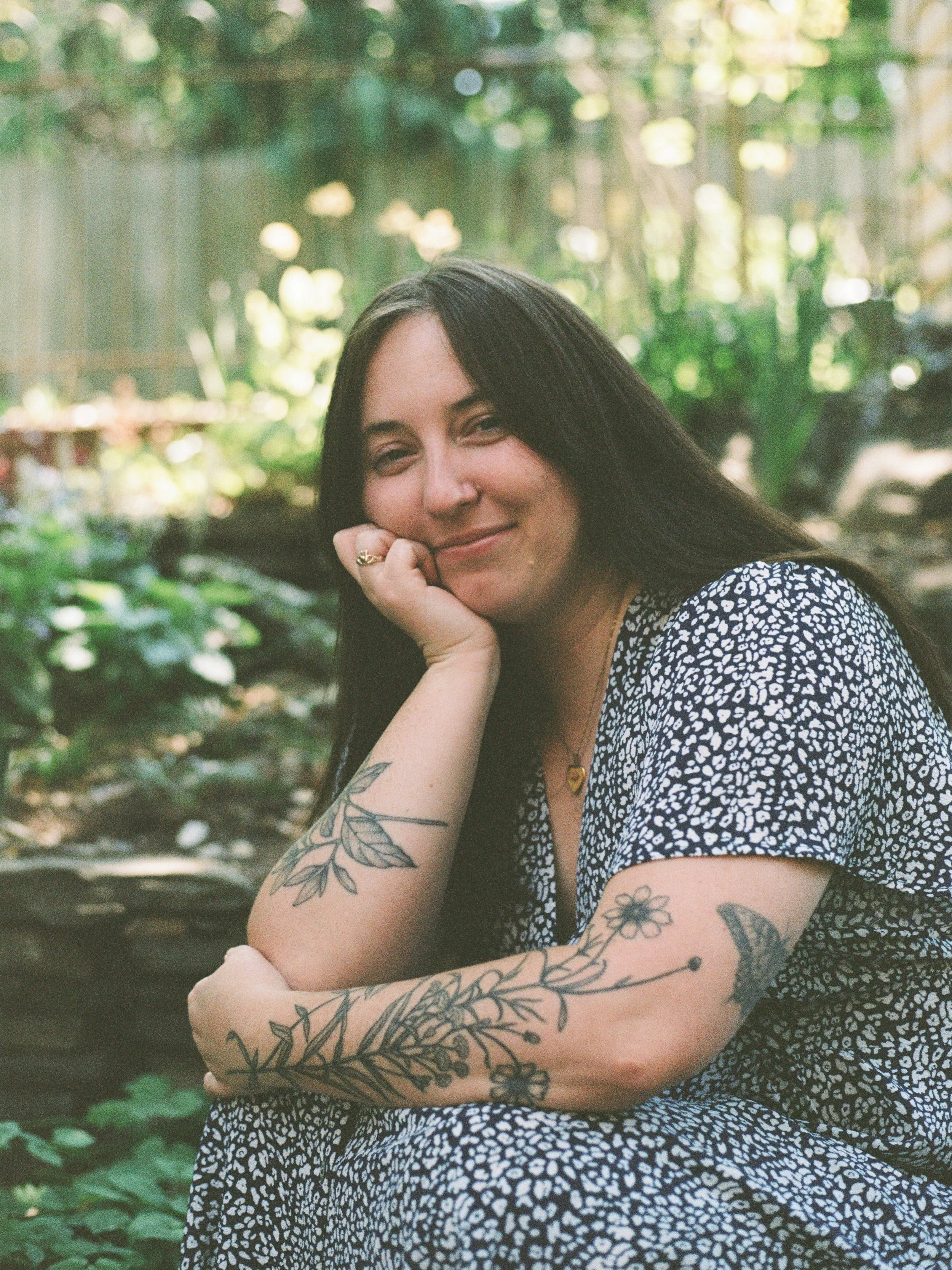 At home in the garden on film by @heartbeatbrandingco. 

I can&rsquo;t wait to share more from this session and why it was so special soon. ✨

🏷️: Delaware photographer, Wilmington Delaware photographer, documentary-style photographer