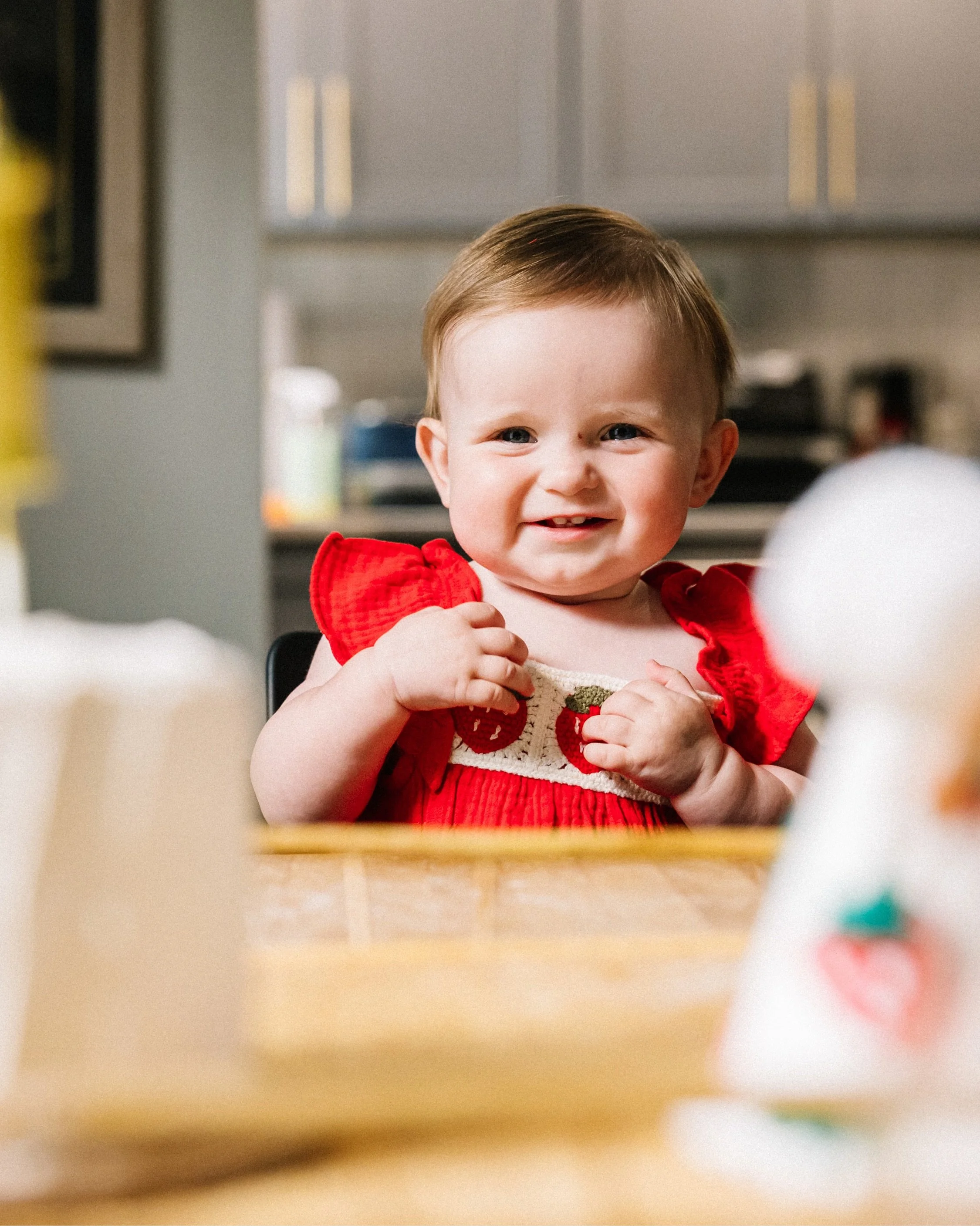 This is what an in-home first birthday cake smash *actually* looks like. No shade to the &ldquo;perfect&rdquo; cake smash moment, but I think this is what it&rsquo;s all about &ndash; the mess and memories. 🍰

More in-home family sessions please! No