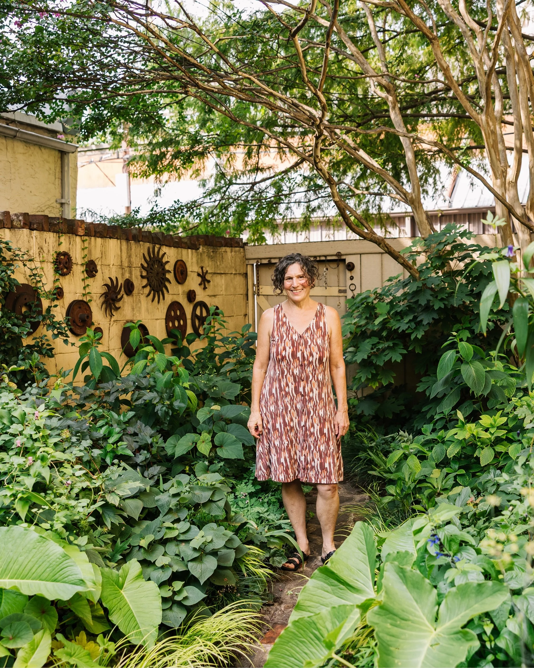 Back in August I photographed a few neighborhood gardens for PHS Citywide Gardening Challenge. I absolutely love photographing home gardens because of the stories they tell! Gardens are an extension of the home with personality. ✨

🏷️: Pennsylvania 