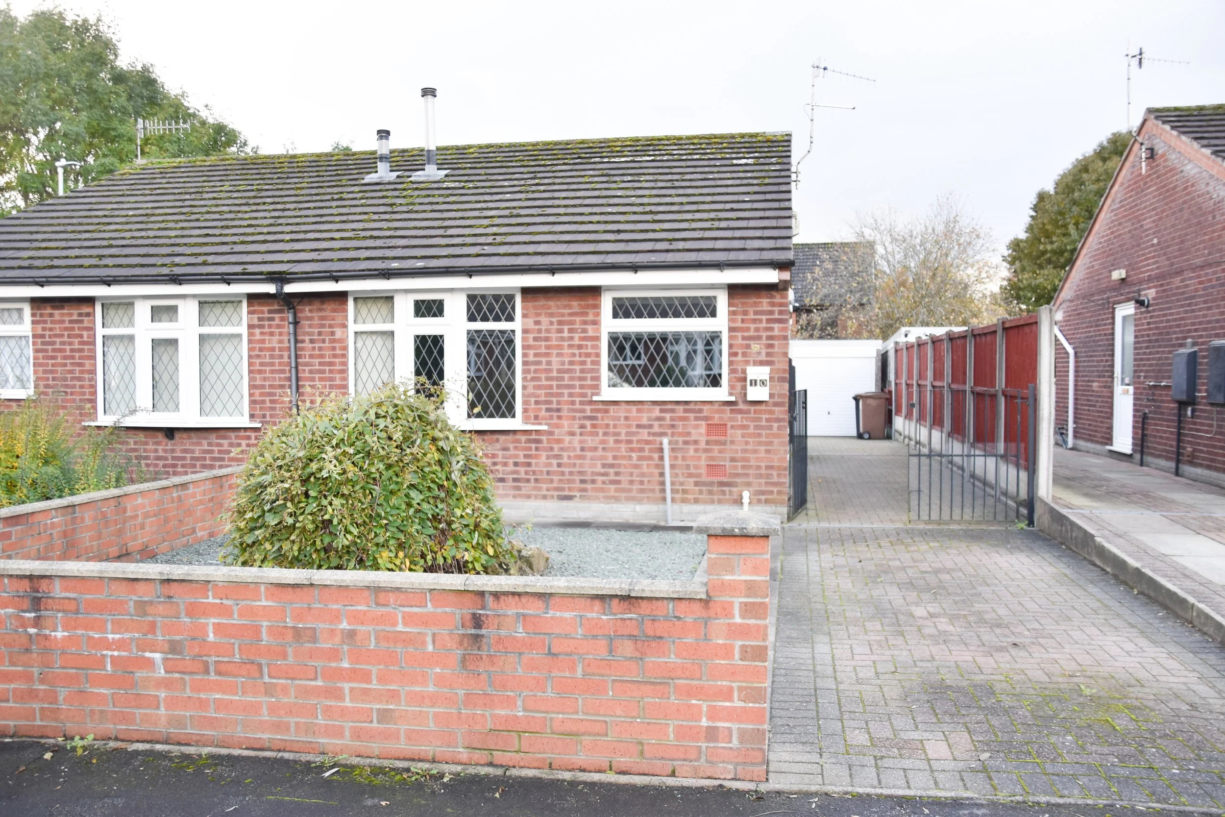 🏡 Very Well Presented Semi-Detached Bungalow – Waterdale Grove, Meir Hay, ST3 5TX – £795 pcm