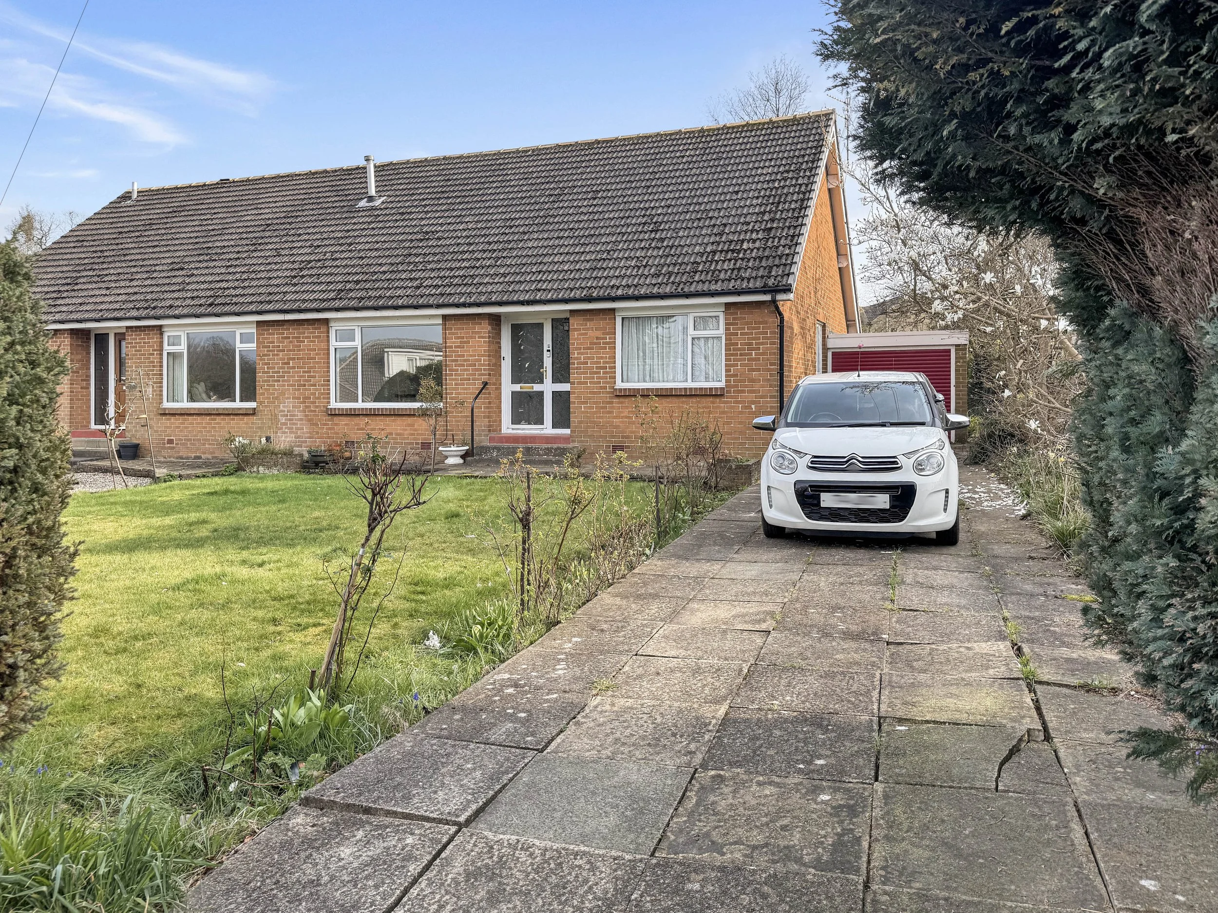 🏡Three Bedroom Semi Detached Dormer Bungalow for Sale – Ringwood Edge, Elland, HX5 0QT – Offers in Excess of £220,000