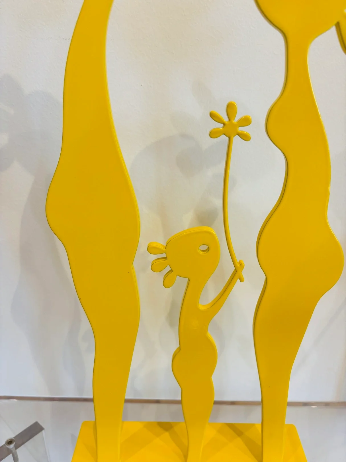 Sculpture famille jaune en acier de stratos Galerie Graal .webp