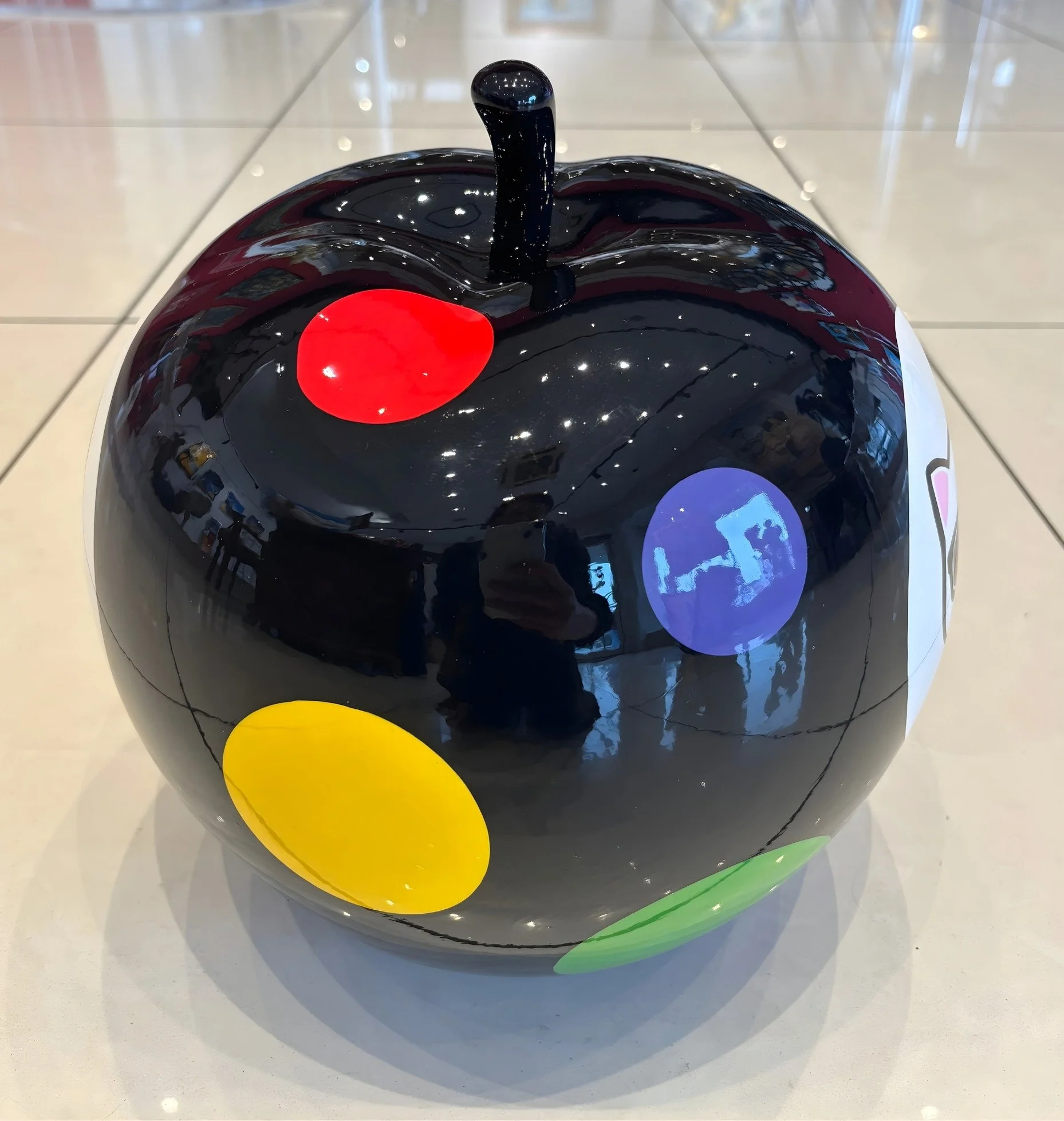 Pomme pop art Karl Lagerfeld Virginia Benedicto Galerie Graal  Galerie d'art Agen .jpg