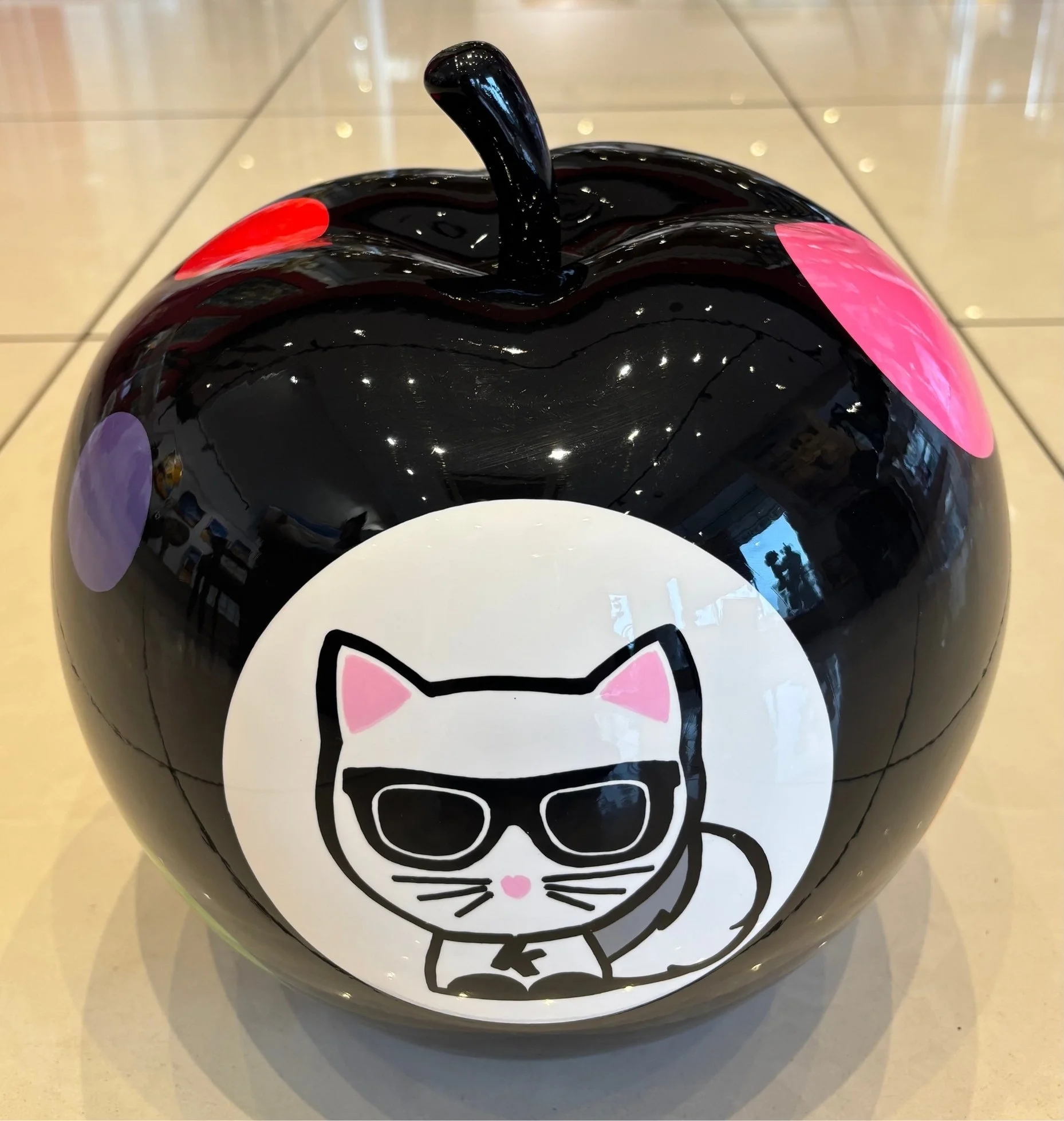 Pomme pop art Karl Lagerfeld Virginia Benedicto Galerie Graal .jpg
