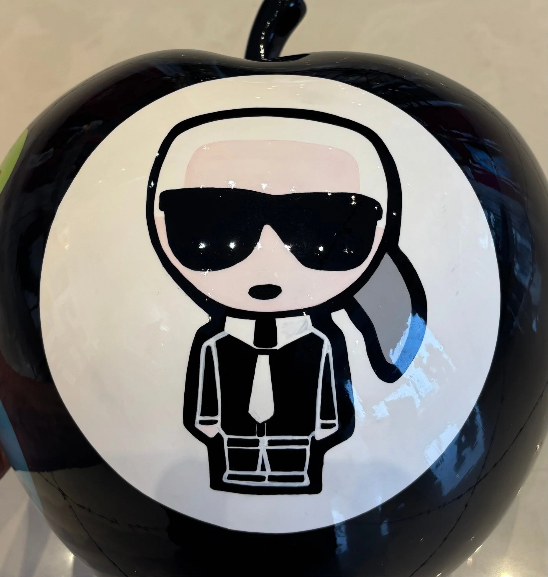 Pomme pop art Karl Lagerfeld Virginia Benedicto Galerie Graal Art Contemporain pop art Galerie d'art Agen .jpg