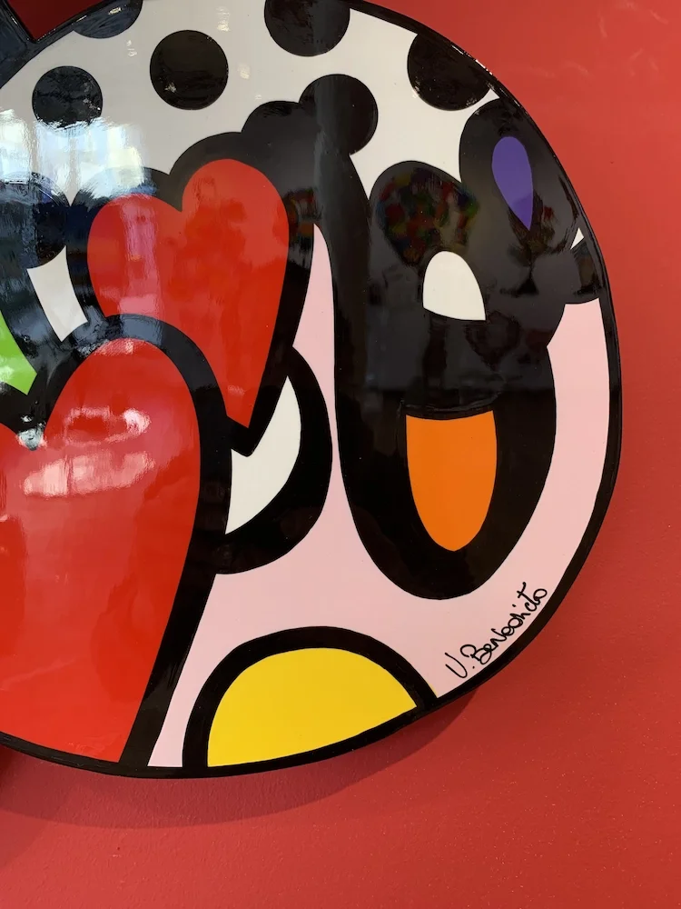 sculpture murale pop art cerise de Virginia Benedicto Art Contemporain .webp