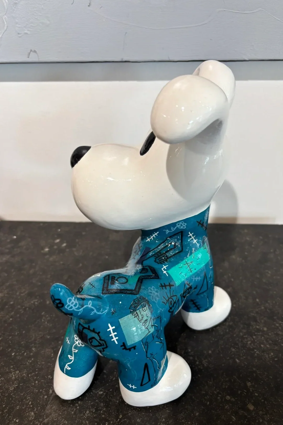 Sculpture+snoopy+chien+de+gianni+piermatte%CC%81o+Galerie+Graal++Art+Contemporain+Galerie+d%27art+en+Ligne+.webp
