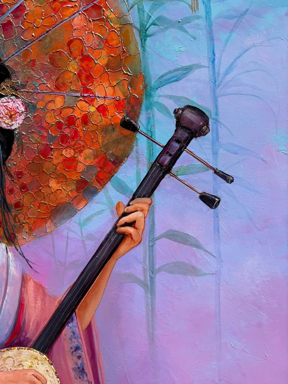 Portrait d'une femme asiatique aux cheveux ornés de fleurs par Georges Corominas, fond forêt de bambous mauves et lampions suspendus, Galerie Graal..webp