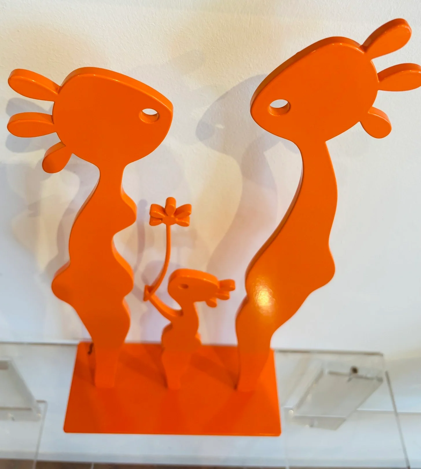 Sculpture orange famille enfant de stratos Galerie Graal .webp