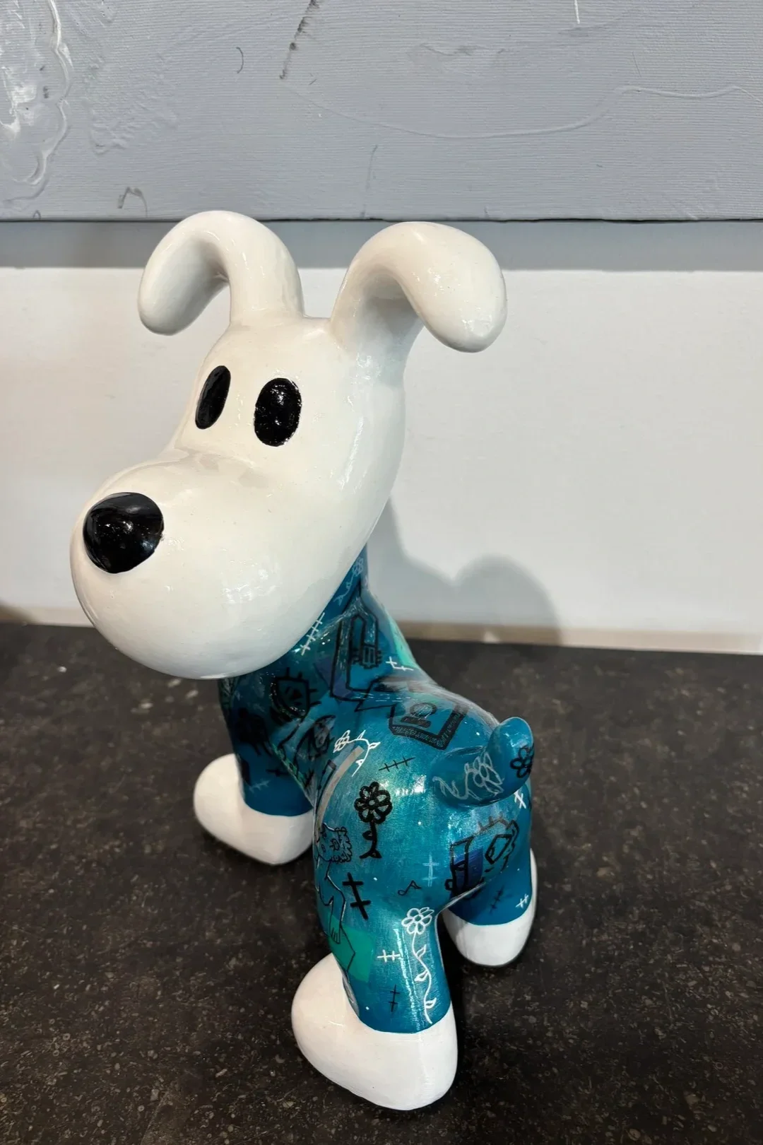 Sculpture+snoopy+chien+de+gianni+piermatte%CC%81o+Galerie+Graal++Art+Contemporain+.webp