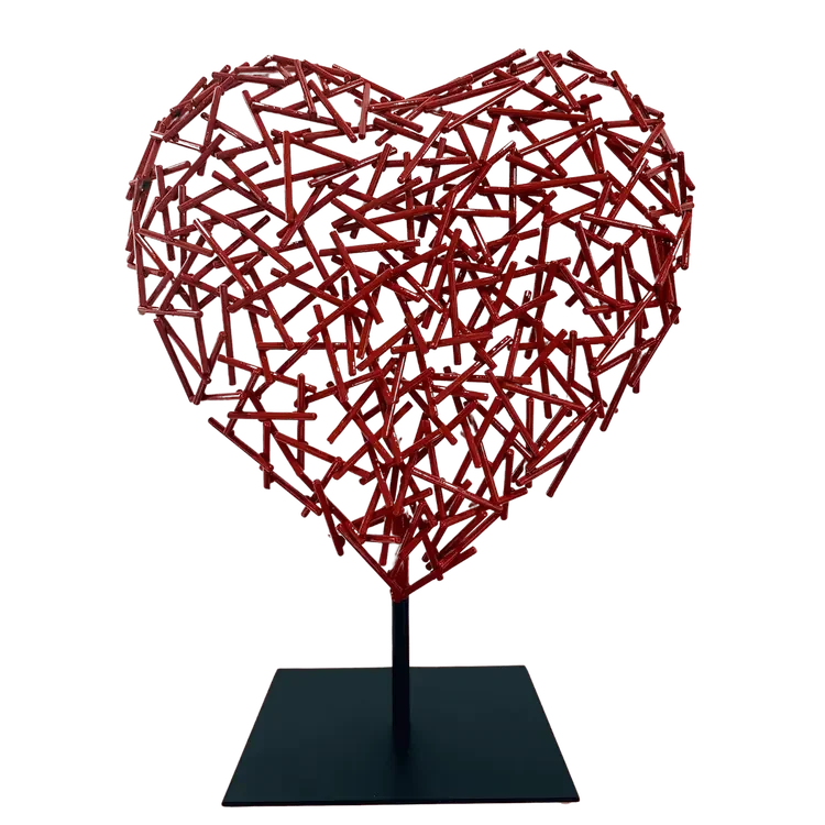 sculpture en forme de coeur rouge en metal