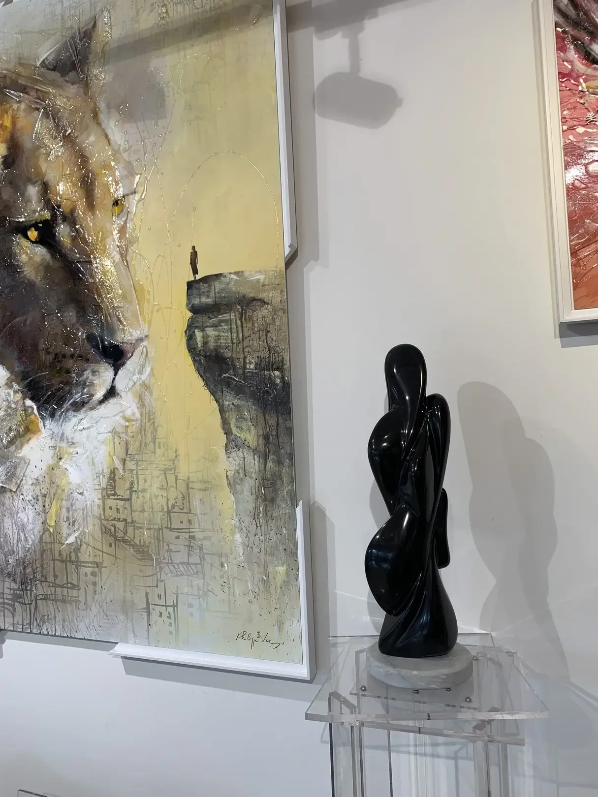 Sculpture d'une femme en marbre de Roland Masson Galerie Graal .webp