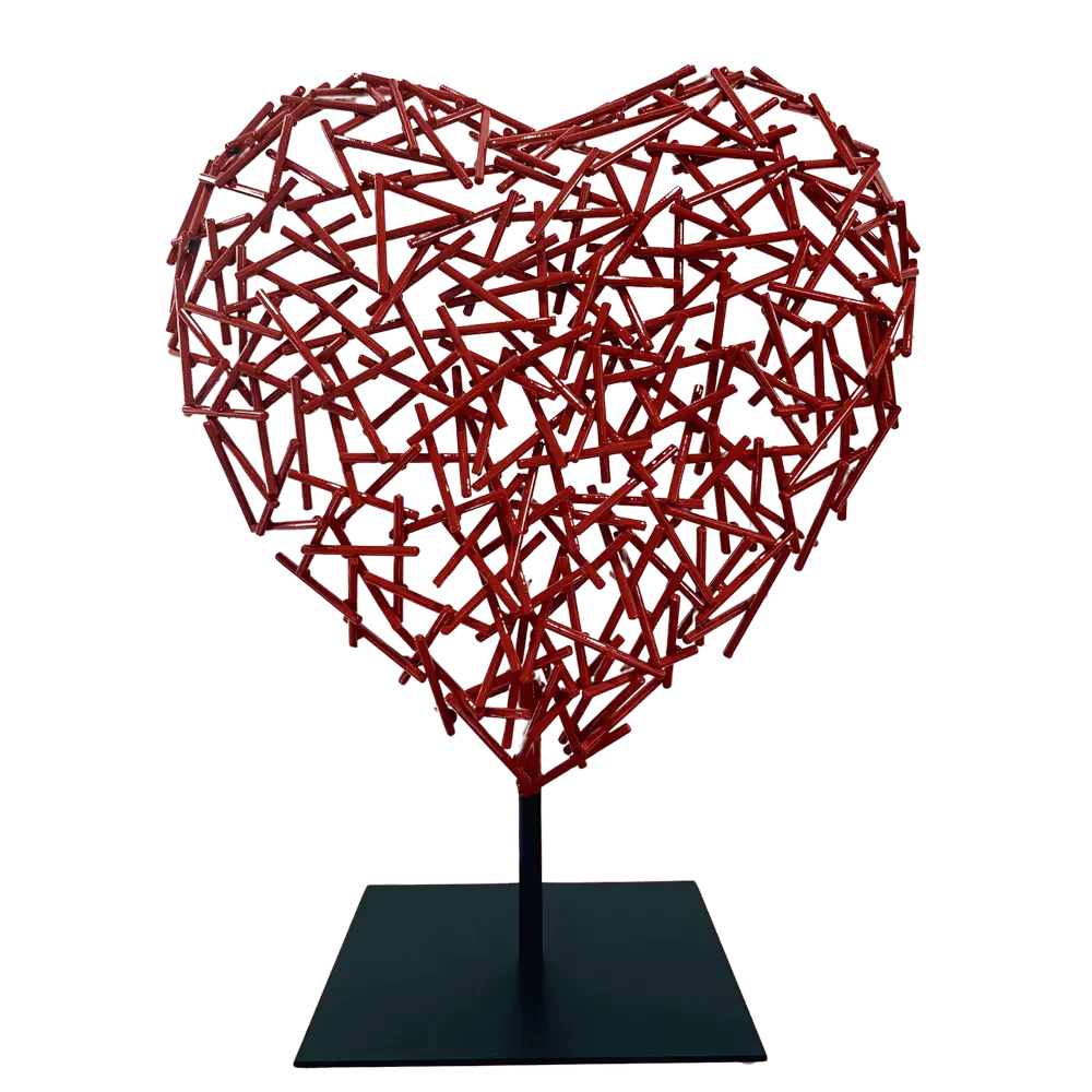 sculpture en forme de coeur rouge en metal