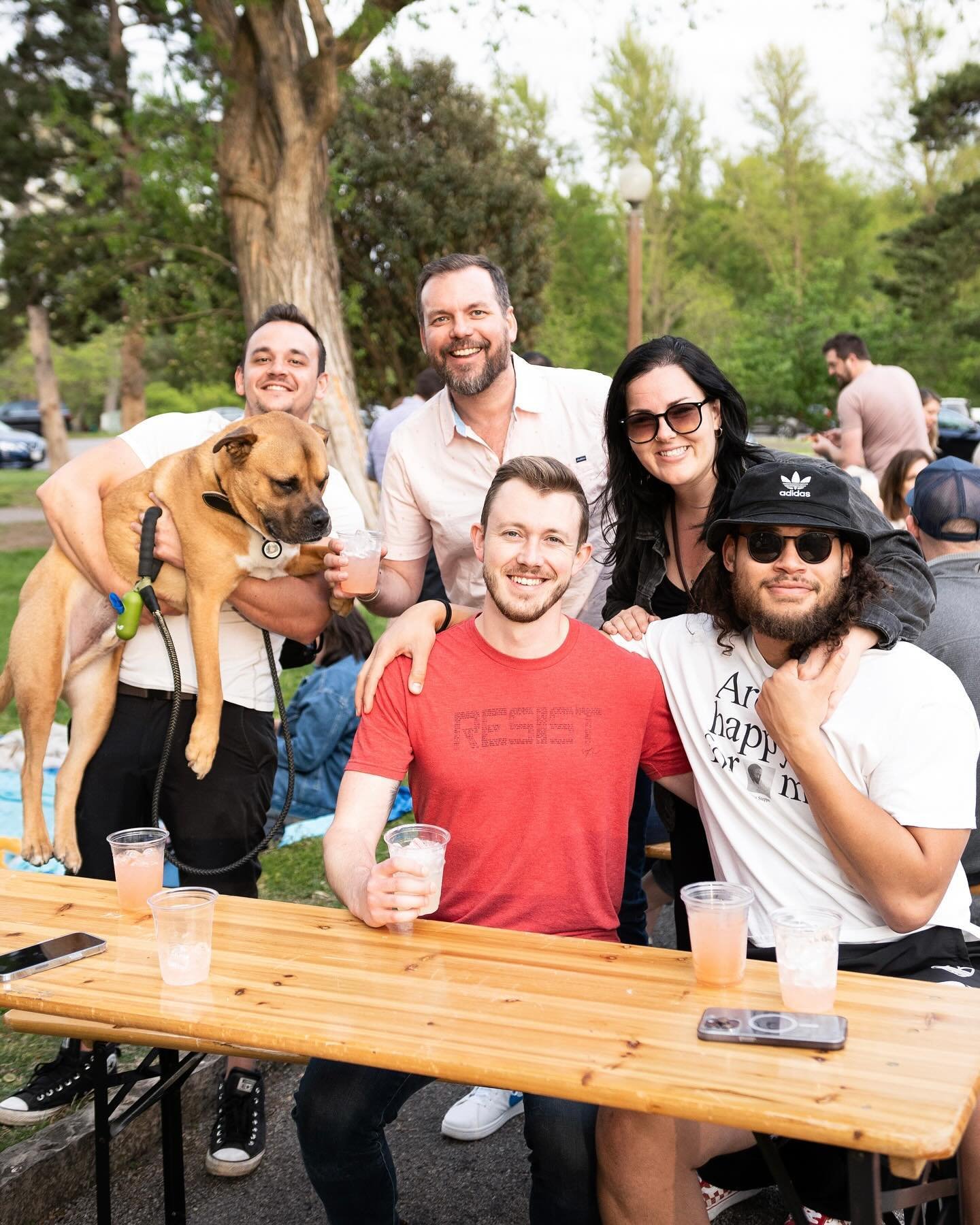 Fridays in @towergrovepark are for socializing + sipping + sunsets.🌅🍹 Join us for Sunset Sips at TONIGHT (5/10), 4pm-sunset to start your weekend with a blend of relaxation + @barkeep.us camaraderie.