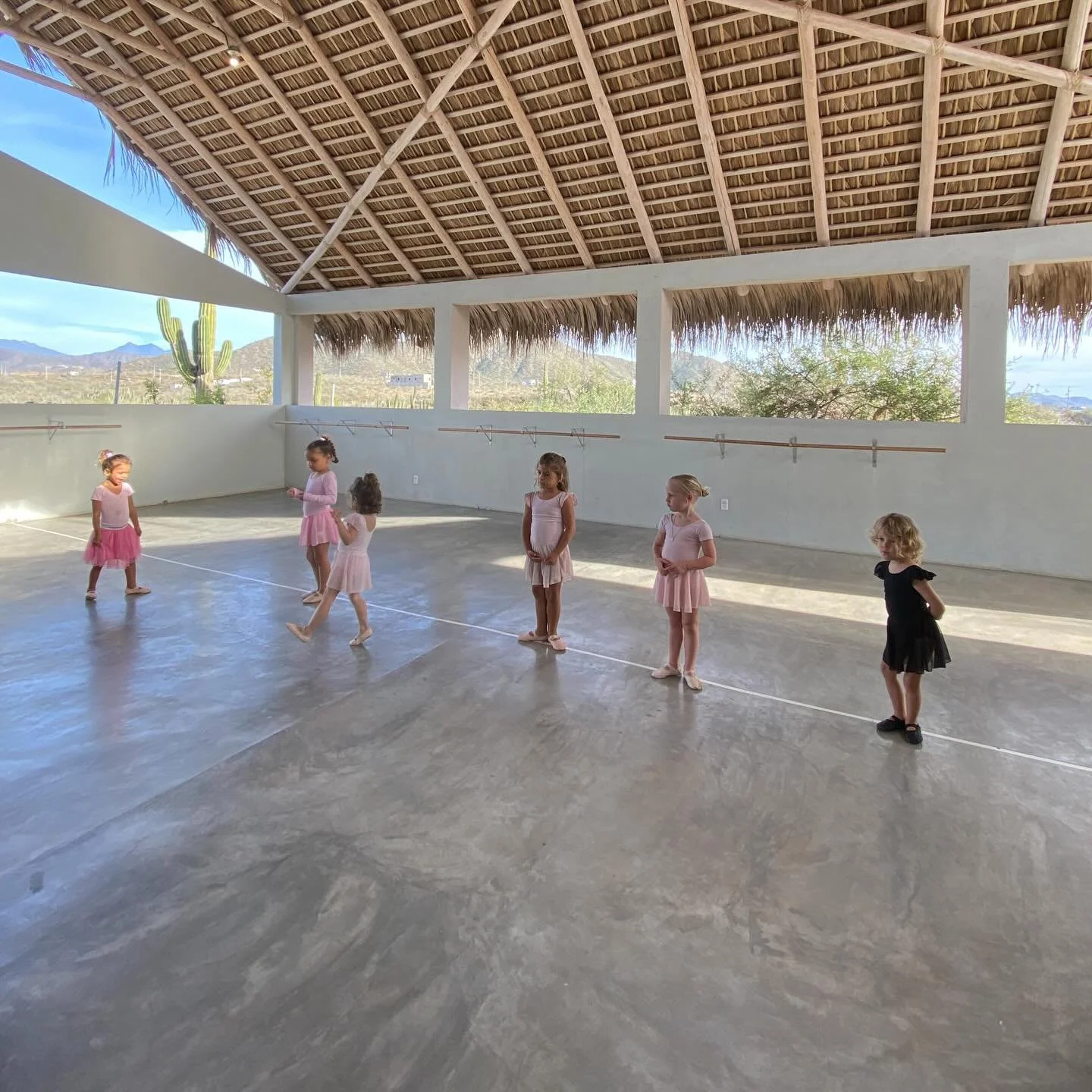 Cada lunes! 🎼

Ballet I: ages 3-4 at 4:00
Ballet II: ages 5-6 at 5:00

Acompa&ntilde;anos! Join us 🩰