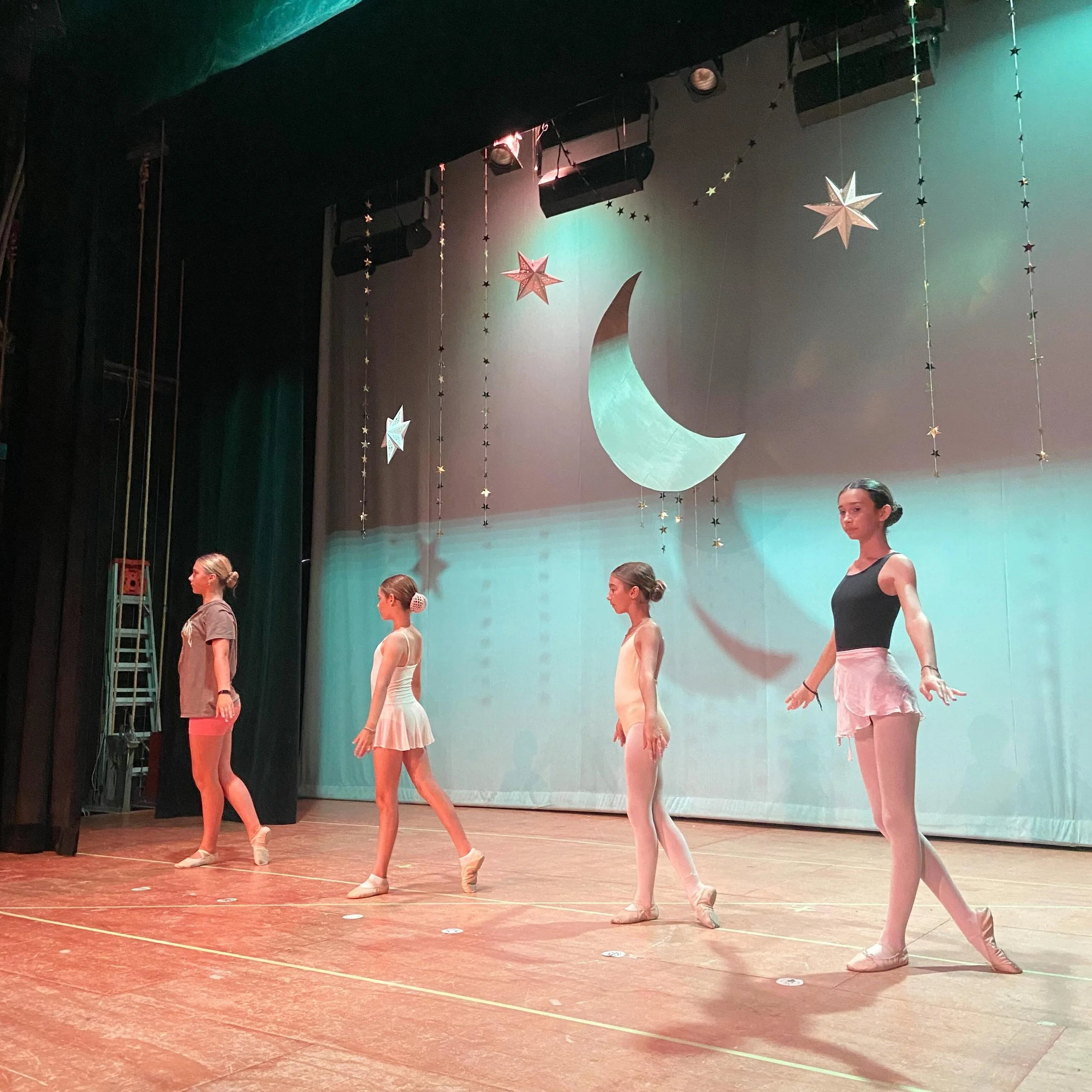 La Danza del Cosmos 🌌

Tonight! Doors open at 4:40 at El Teatro Gral. Manuel Marquez de Leon! Show begins at 5! Nos vemos 🤍