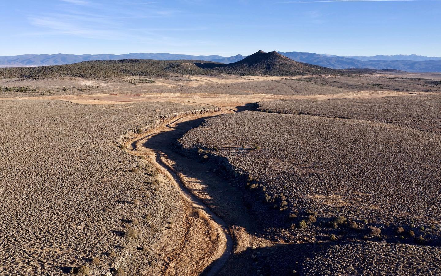 Jezz, a 90-year-old archeologist, lives in desert solitude in an earthship home and guards an ancient, vulva-shaped canyon laden with rock art. The canyon is believed to have been of major social and reproductive significance for thousands of years.
