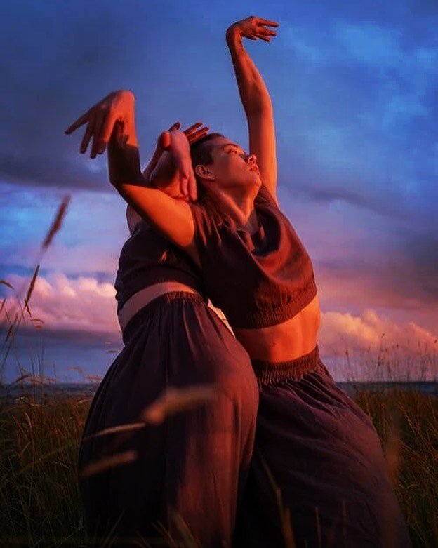 What is Dance Meditation? 🤔

💃 &lsquo;Dancemeditation is a moving meditation system incorporating art, somatics and the mysticism of Sufism. The practice was developed in 1995 by Dunya Dianne McPherson after completing 1001 days of Sufi training wi