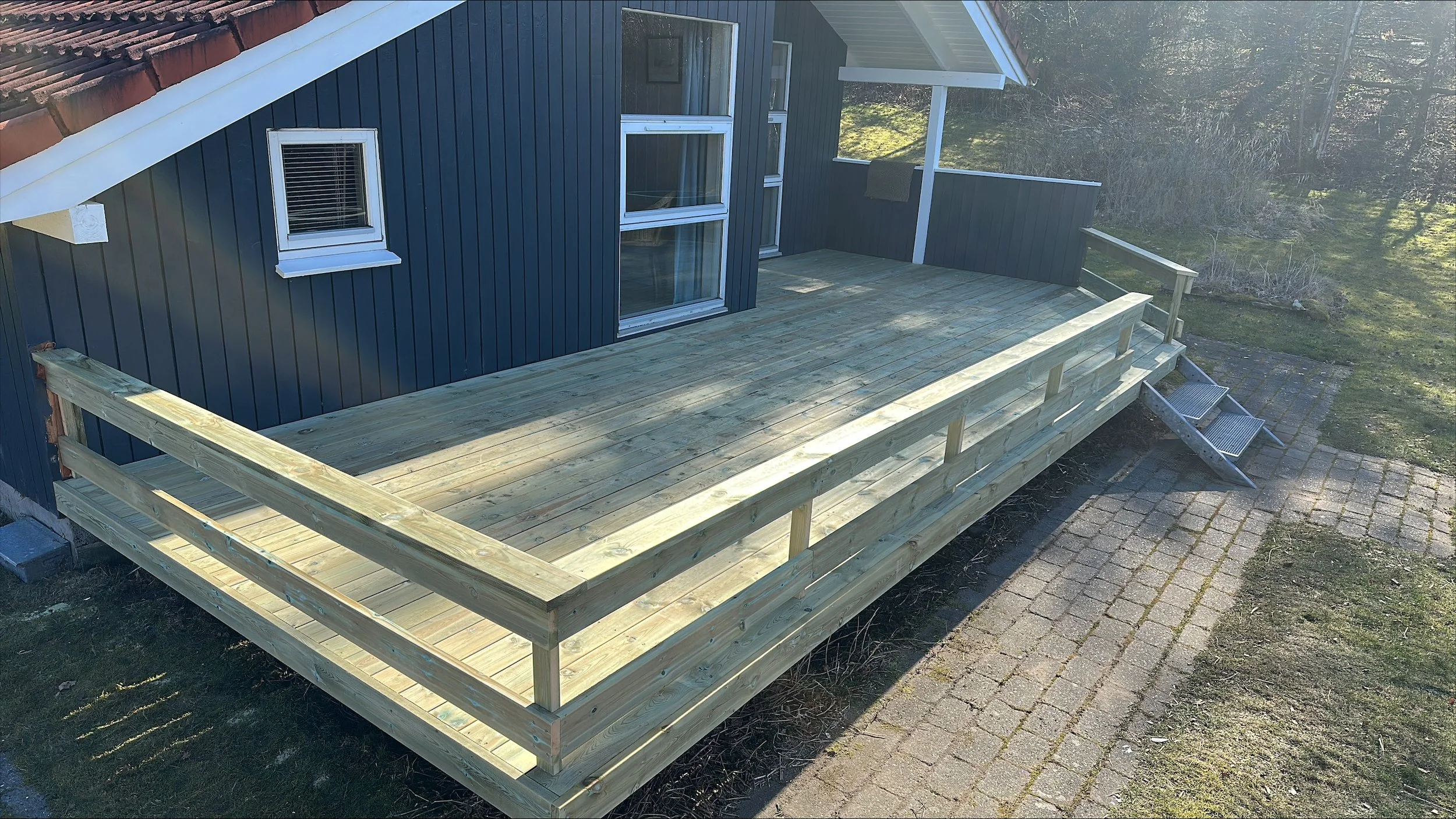 Ny terrasse i træ ved sommerhus