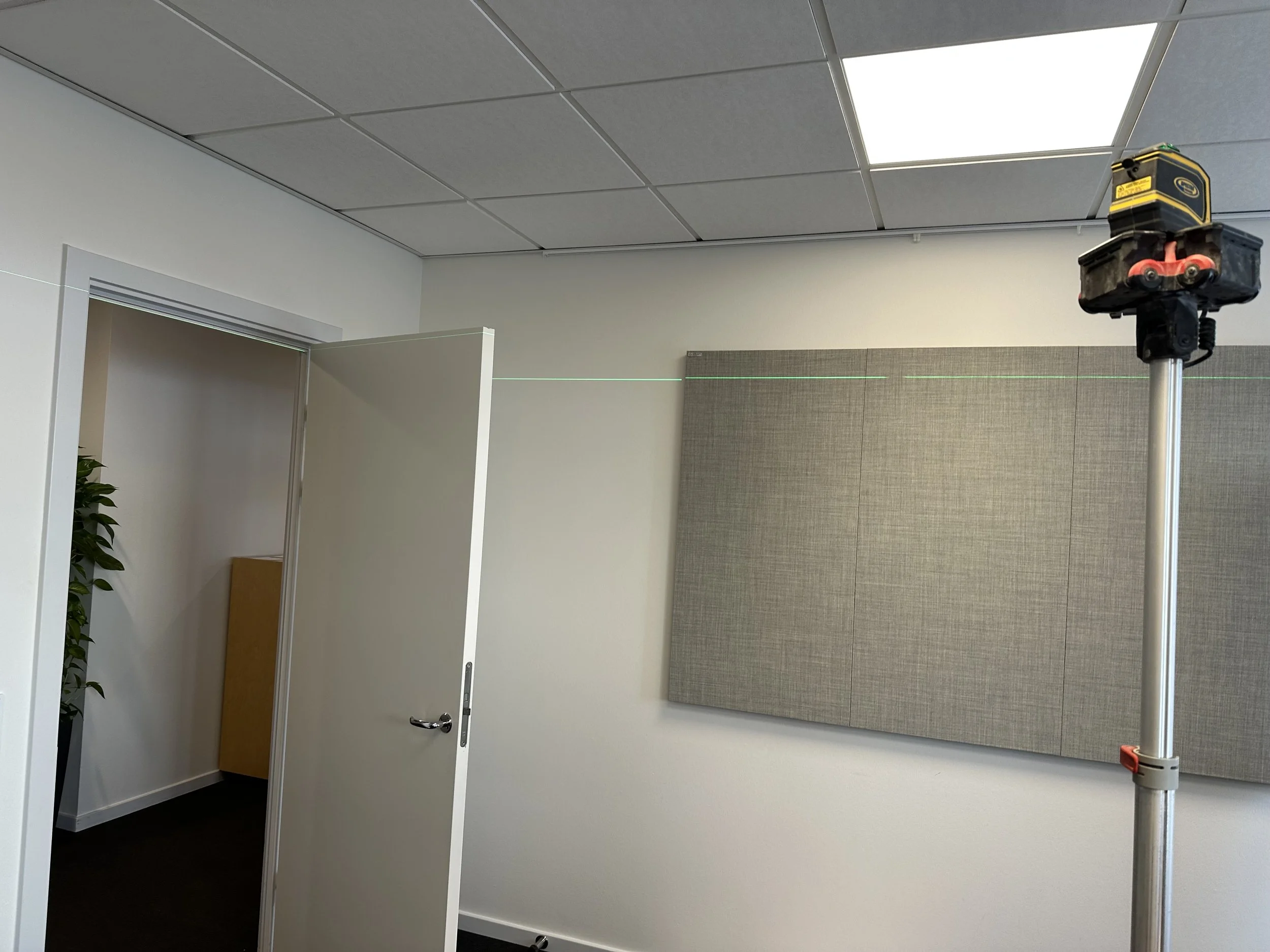 Lysisolering på væg med laser