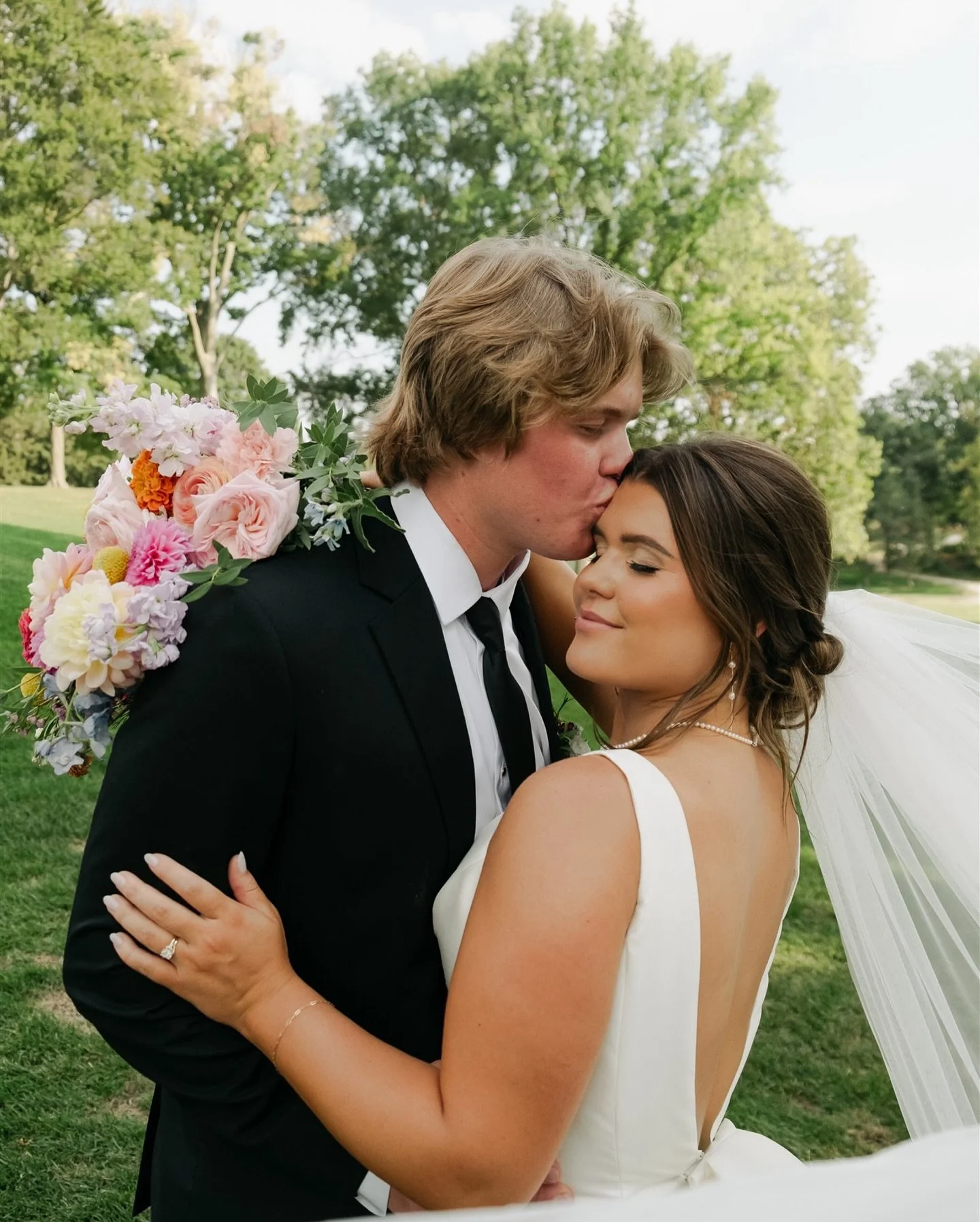 Have no fear! I'm not MIA it's just busy szn and I had my first ever double header this weekend, sent off some previews for Carly &amp; Nick this morning so it was only right I shared a glimpse into their day from my lens 📸🤍