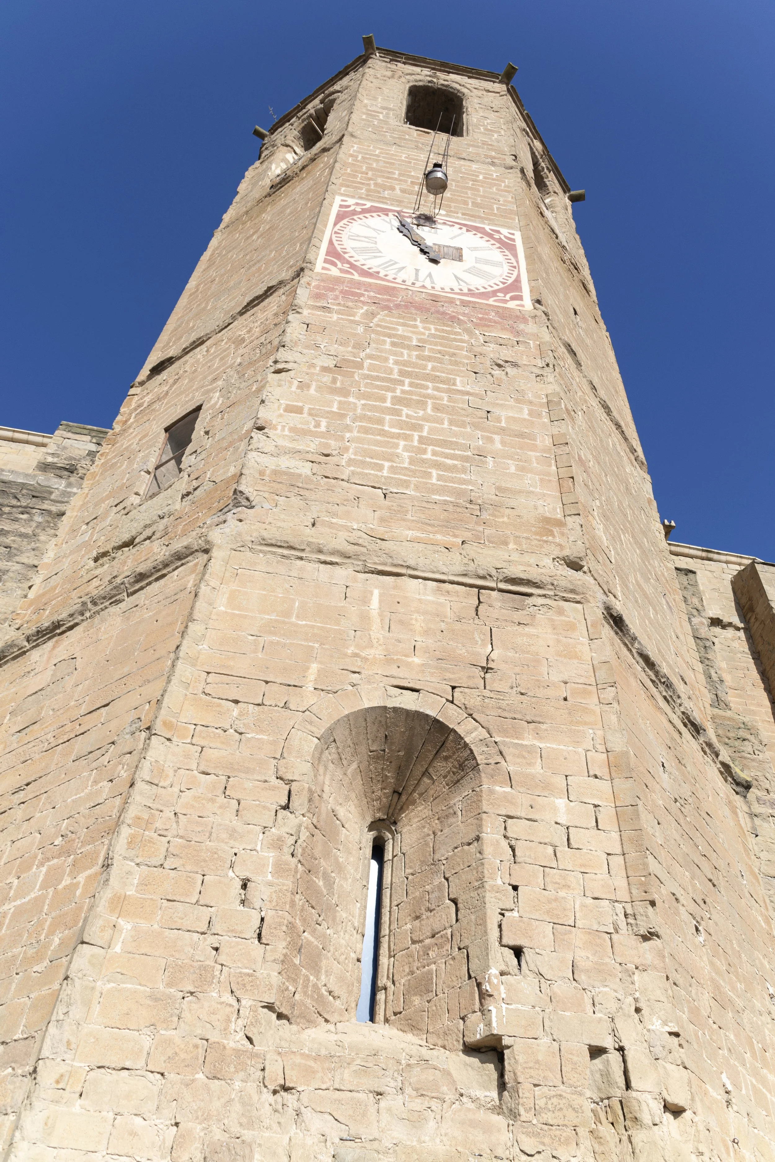 Detall del campanar de Santa Maria de Balaguer amb el rellotge a la façana.